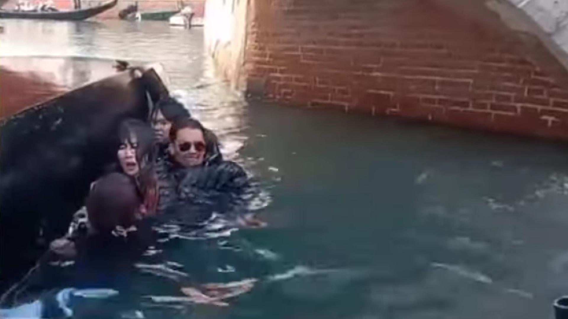 Turiști de tot râsul. Au căzut din gondolă, la Veneția, din dorința de a face un selfie – VIDEO