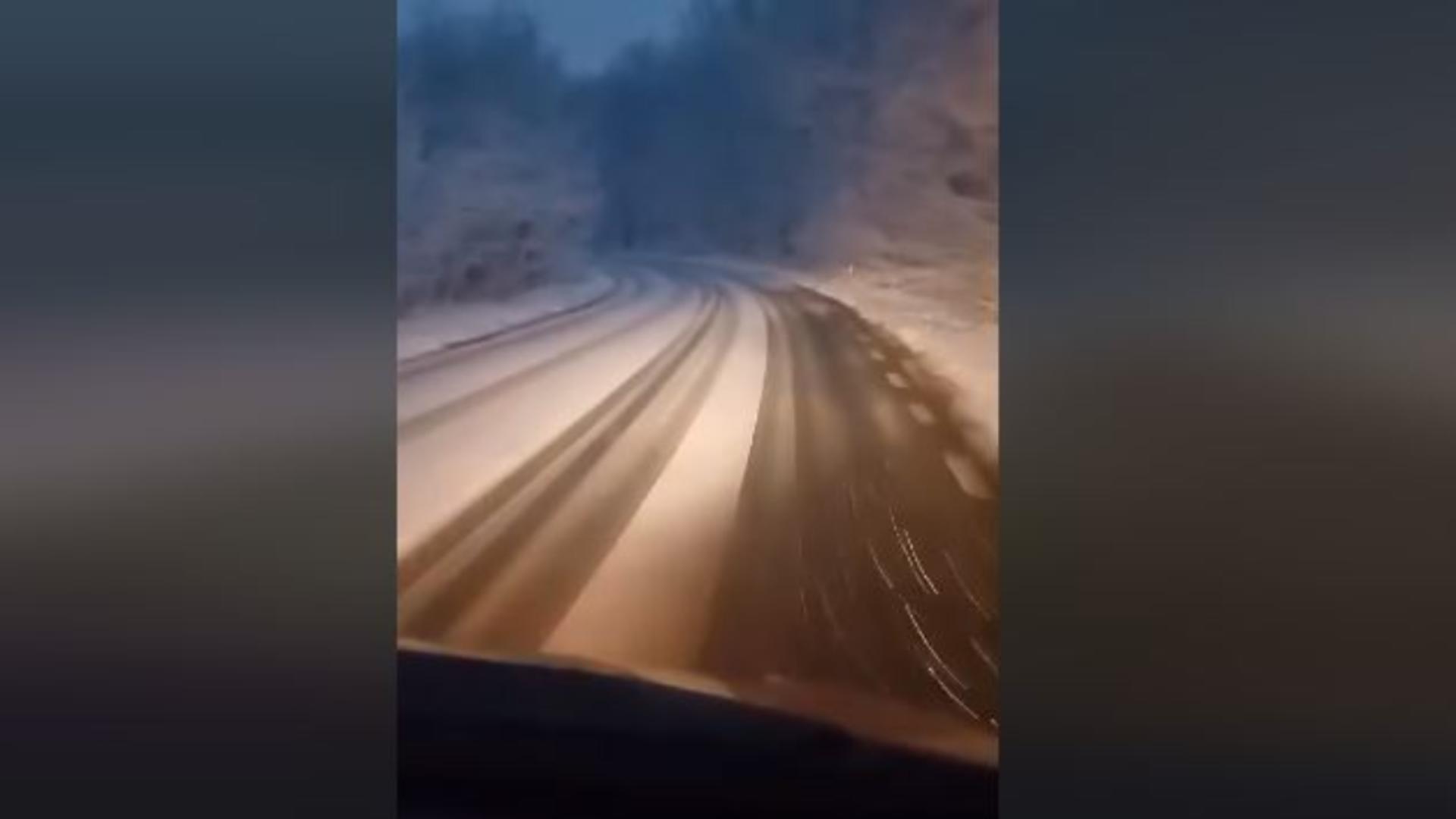 Dezastru pe șosele după urgia albă – Șoferii români, surprinși de vremea rea