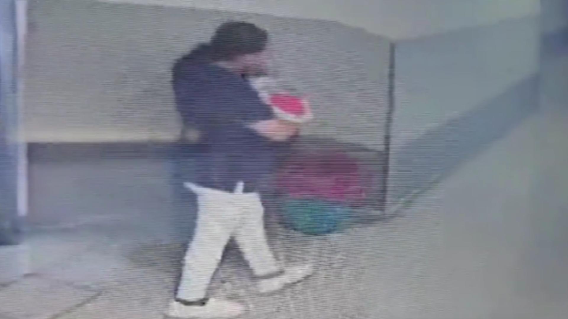 Șocant: o femeie deghizată în asistentă a furat un bebeluș dintr-o maternitate din Mexic. Micuțul, băgat într-un ghiozdan