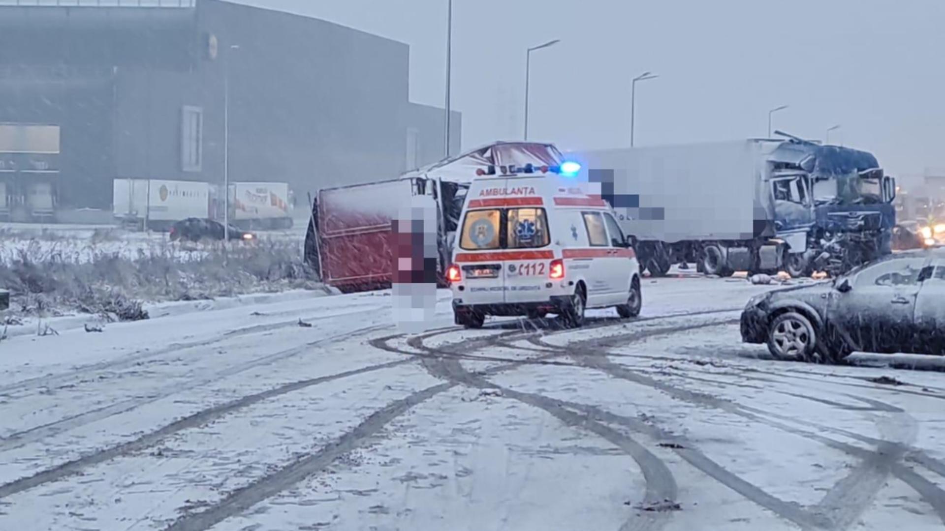 Două TIR-uri și două mașini, implicate într-un grav accident, în județul Neamț. Mai mulți răniți, unul în stop cardio respirator – FOTO
