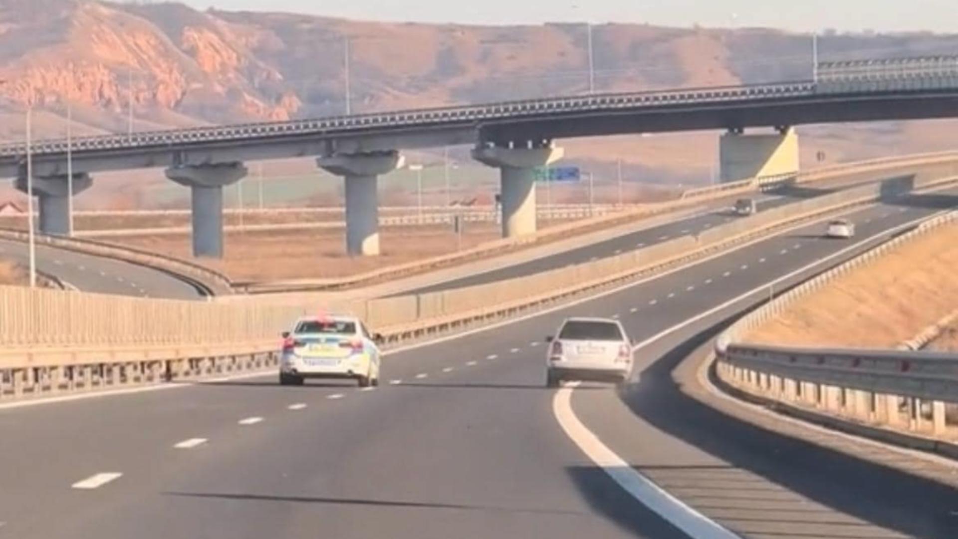 Șofer urmărit de poliție, pe autostrada A1. A rămas pieton pentru 150 de zile. Amenda uriașă primită