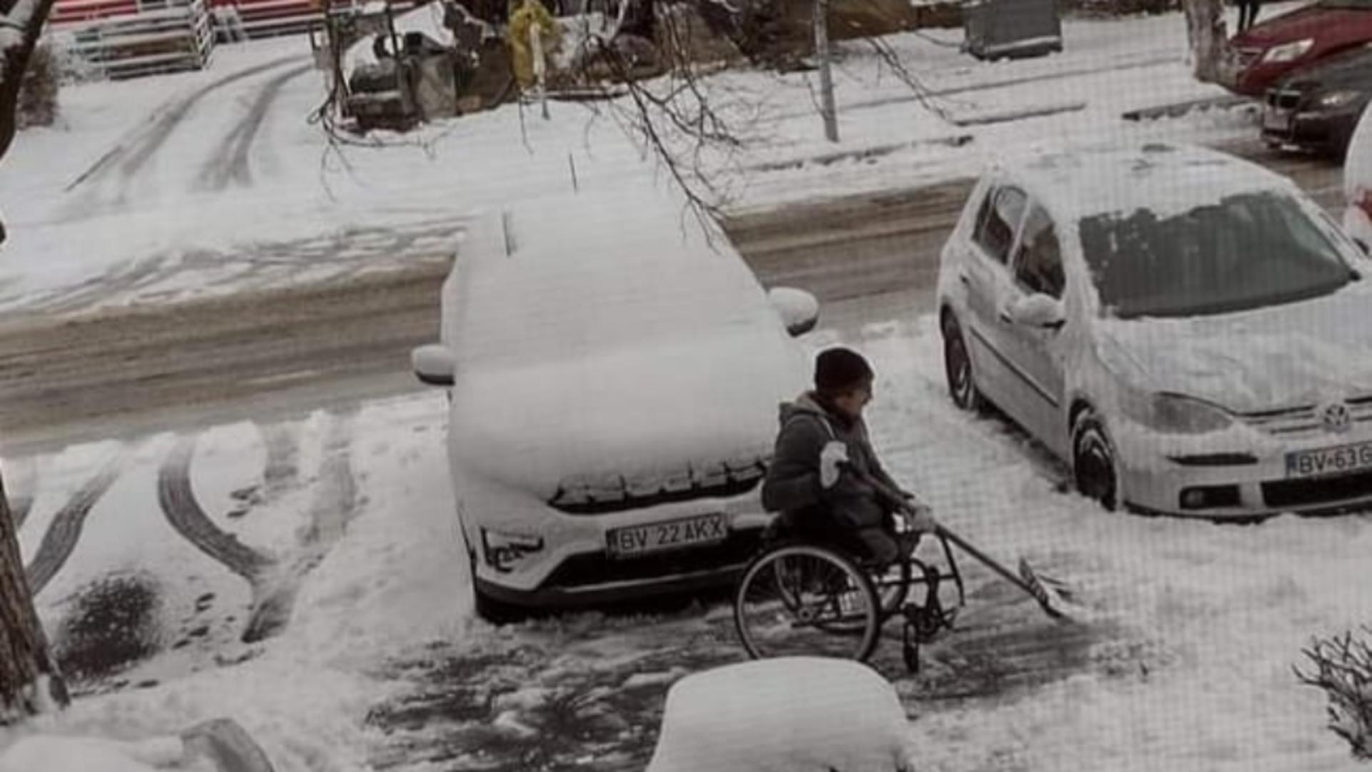 Imagini virale cu un bărbat fără picioare din Făgăraș. Imobilizat în scaunul cu rotile, curăță zăpada de pe trotuar