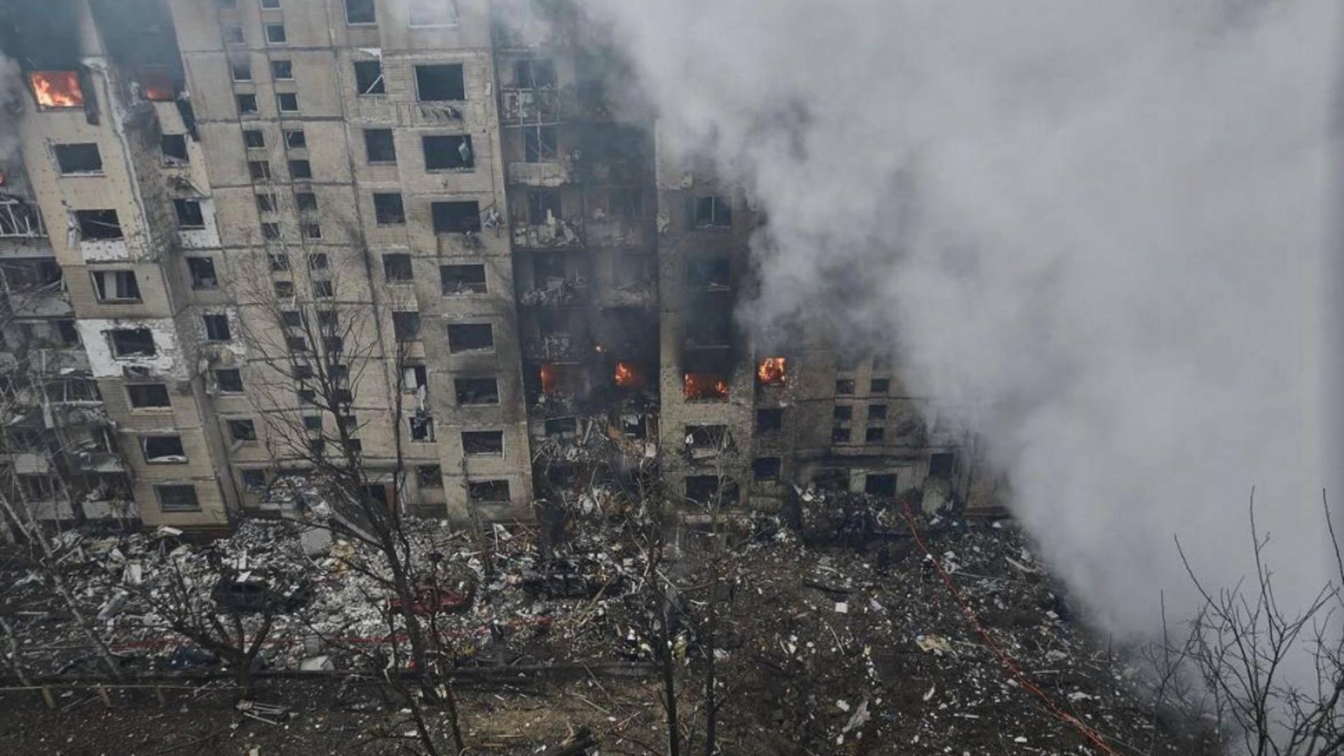 Clădire din Kiev, după bombardamentele rusești/Foto: Nexta X