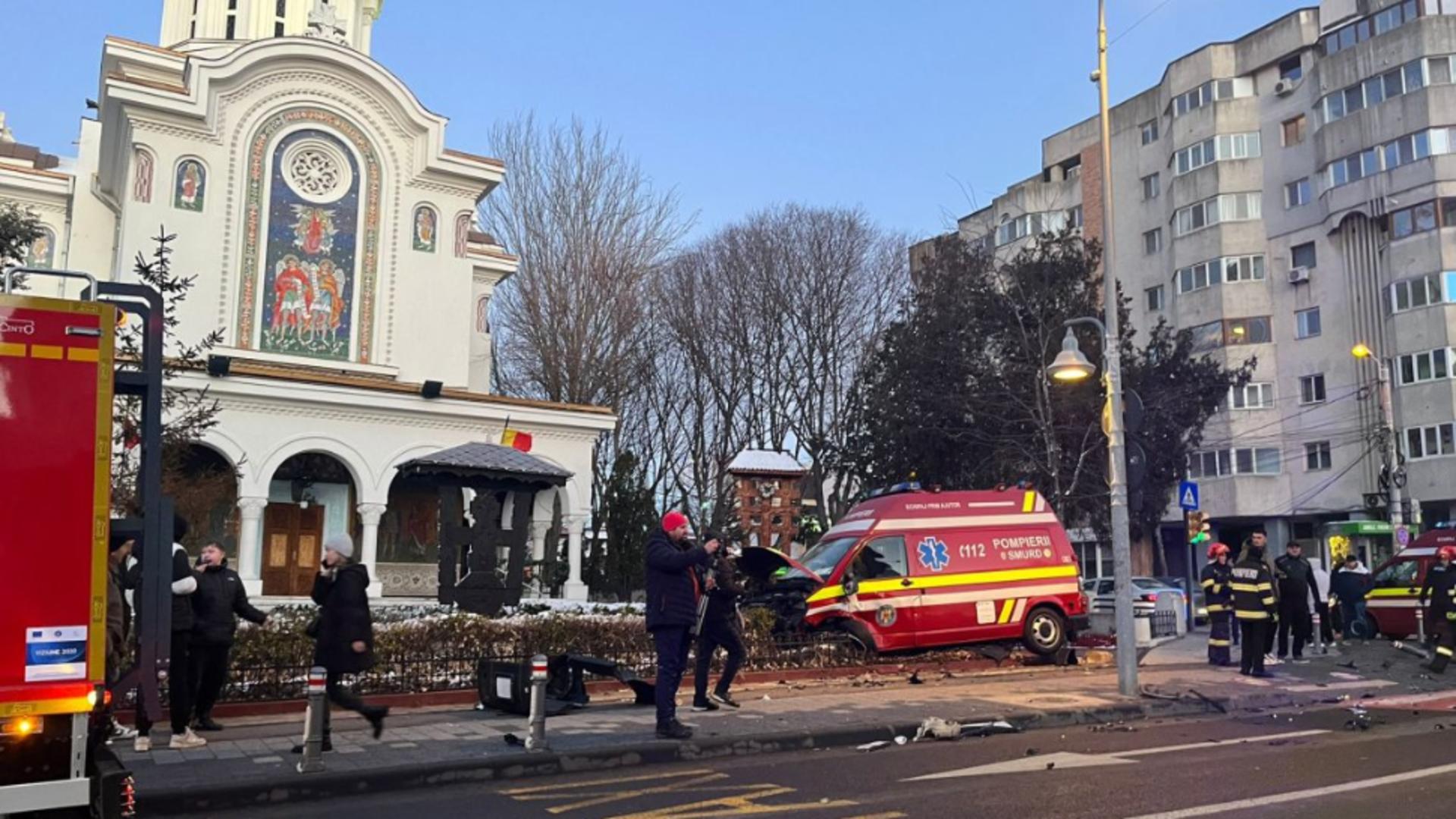 Ambulanță SMURD în misiune, grav accident, la Constanța: 5 victime, între care 3 paramedici. Autospeciala, proiectată în curtea unei biserici – VIDEO