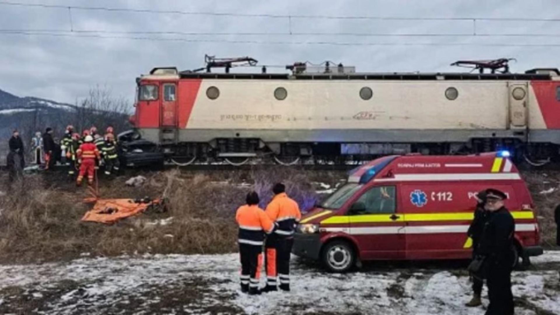 Accident grav, în Bacău: un tren cu zeci de căltori a lovit în plin o mașină. Doi tineri, soț și soție, au murit