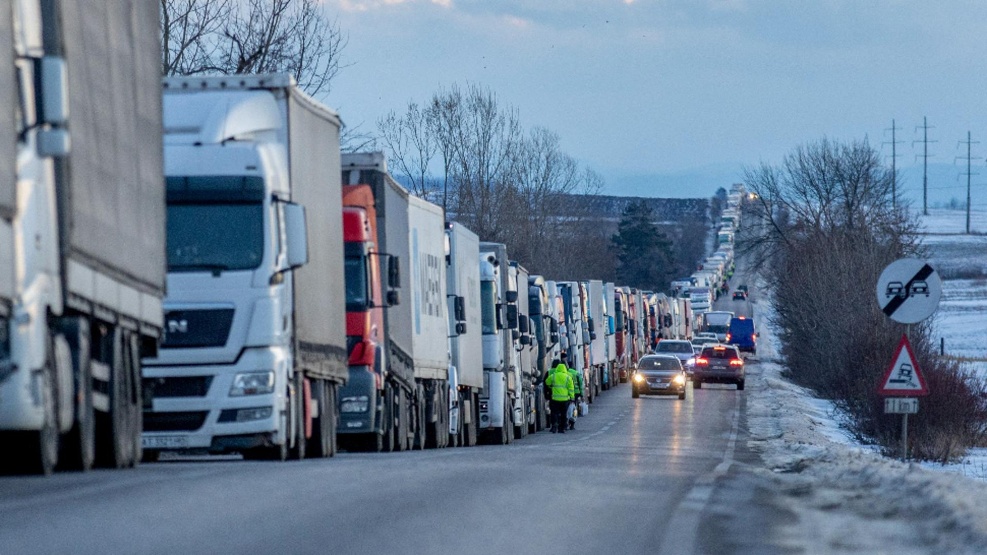 Transportatorii blochează joi al treilea punct de trecere a frontierei spre Ucraina
