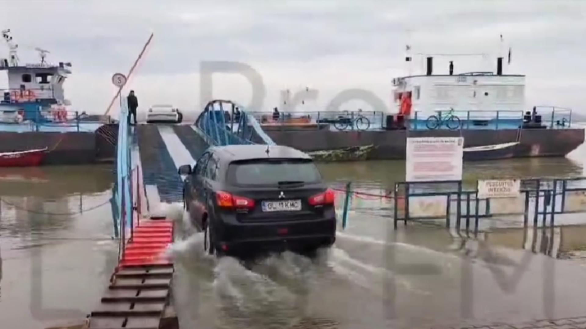 Pericol uriaș pentru șoferii care traversează Dunărea cu bacul la Galați. Mașinile, nevoite să tracă prin apă – Care este motivul