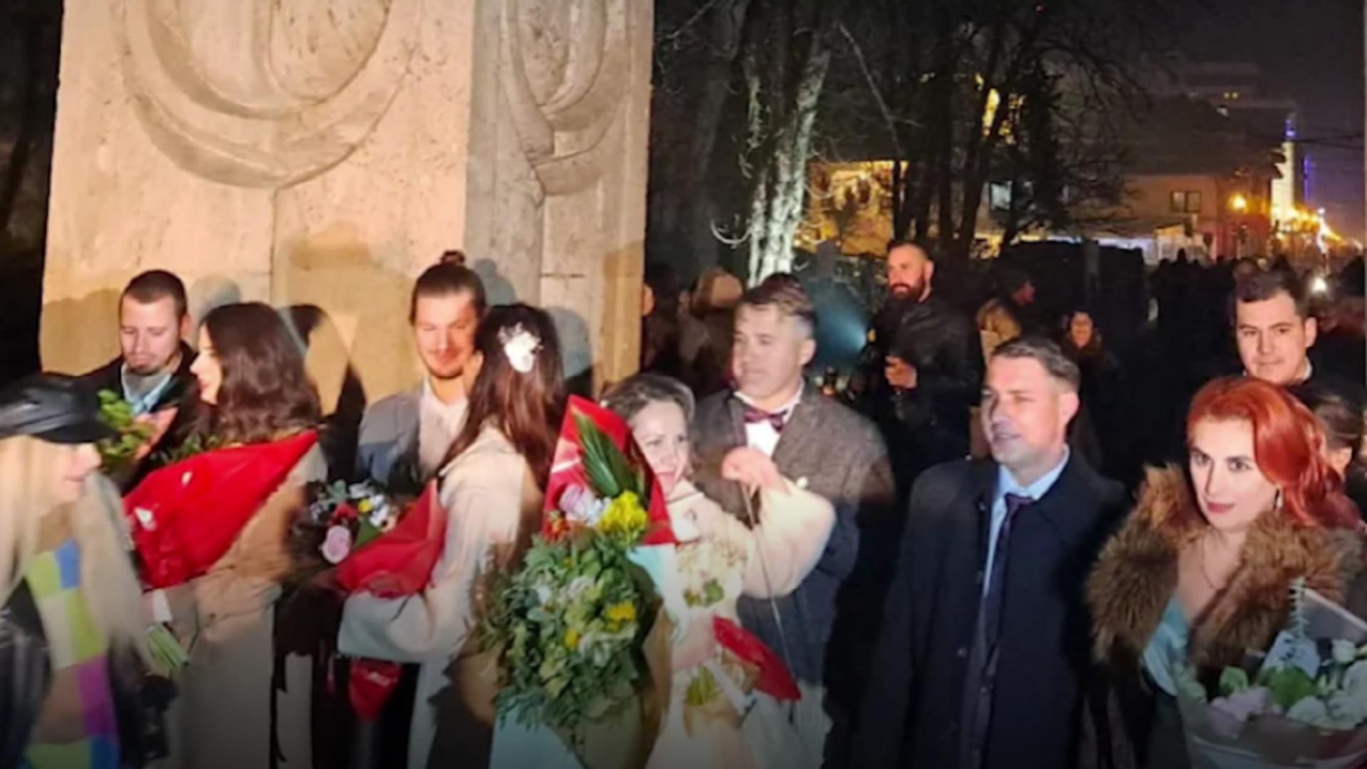 10 cupluri s-au căsătorit de Revelion. Momente emoționante la Poarta Sărutului din Târgu Jiu/ Captură foto