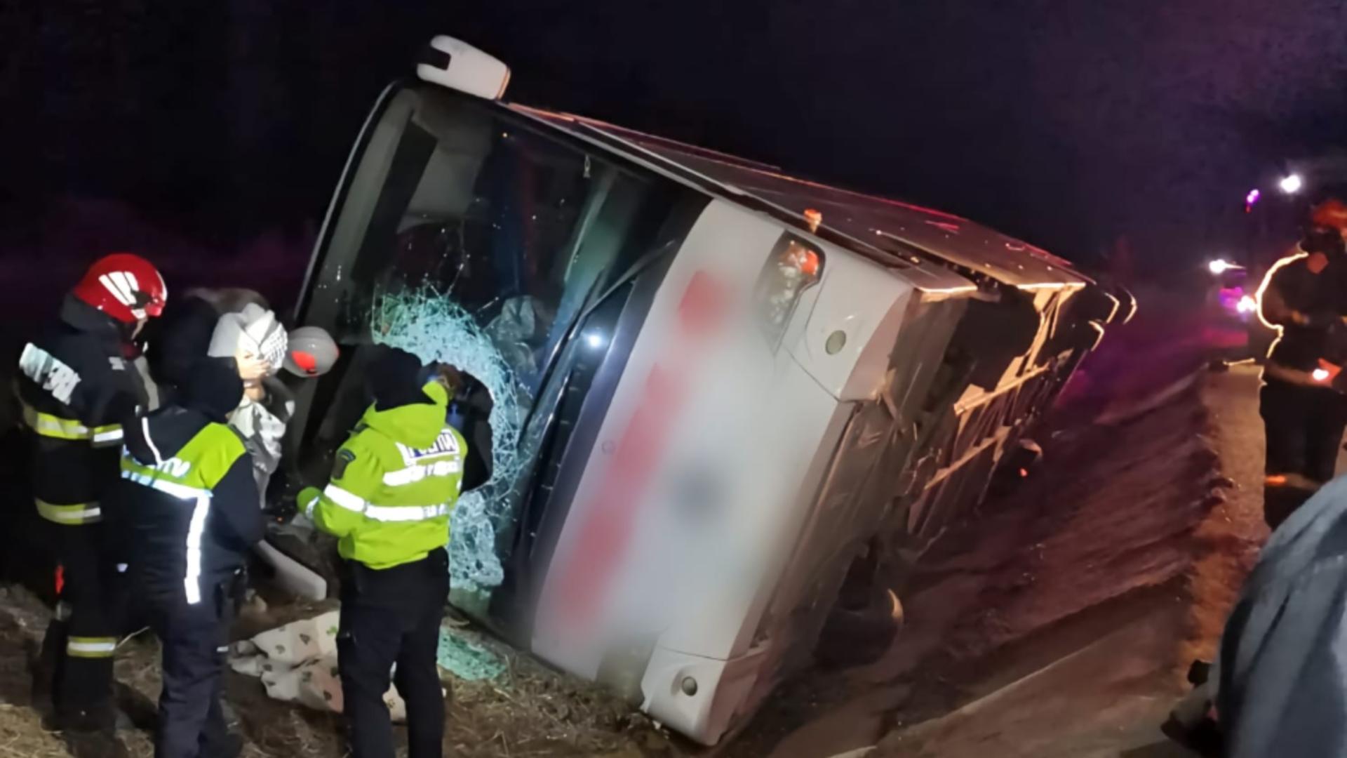 Un autocar în care se aflau 7 persoane a căzut în șanț! Șoferul și pasagerii au fost blocați în interior – FOTO