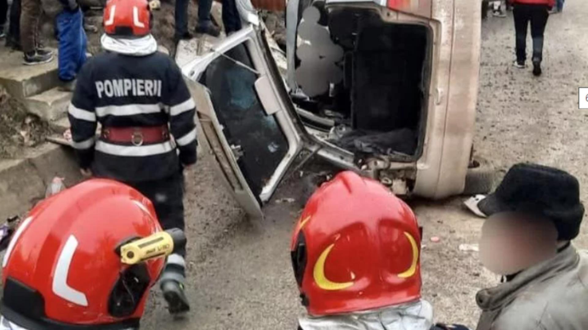 Accident grav, cu 3 răniți, în județul Botoșani. Șoferul unei mașini a rămas încarcerat/ Captură foto