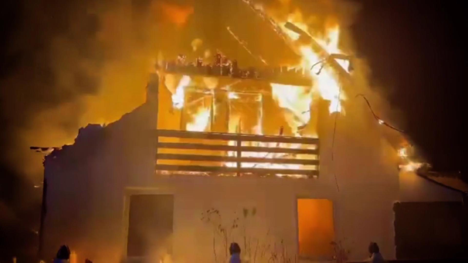Incendiu puternic în cea mai geroasă noapte din an. O casă s-a făcut scrum, în județul Suceava/ Captură video