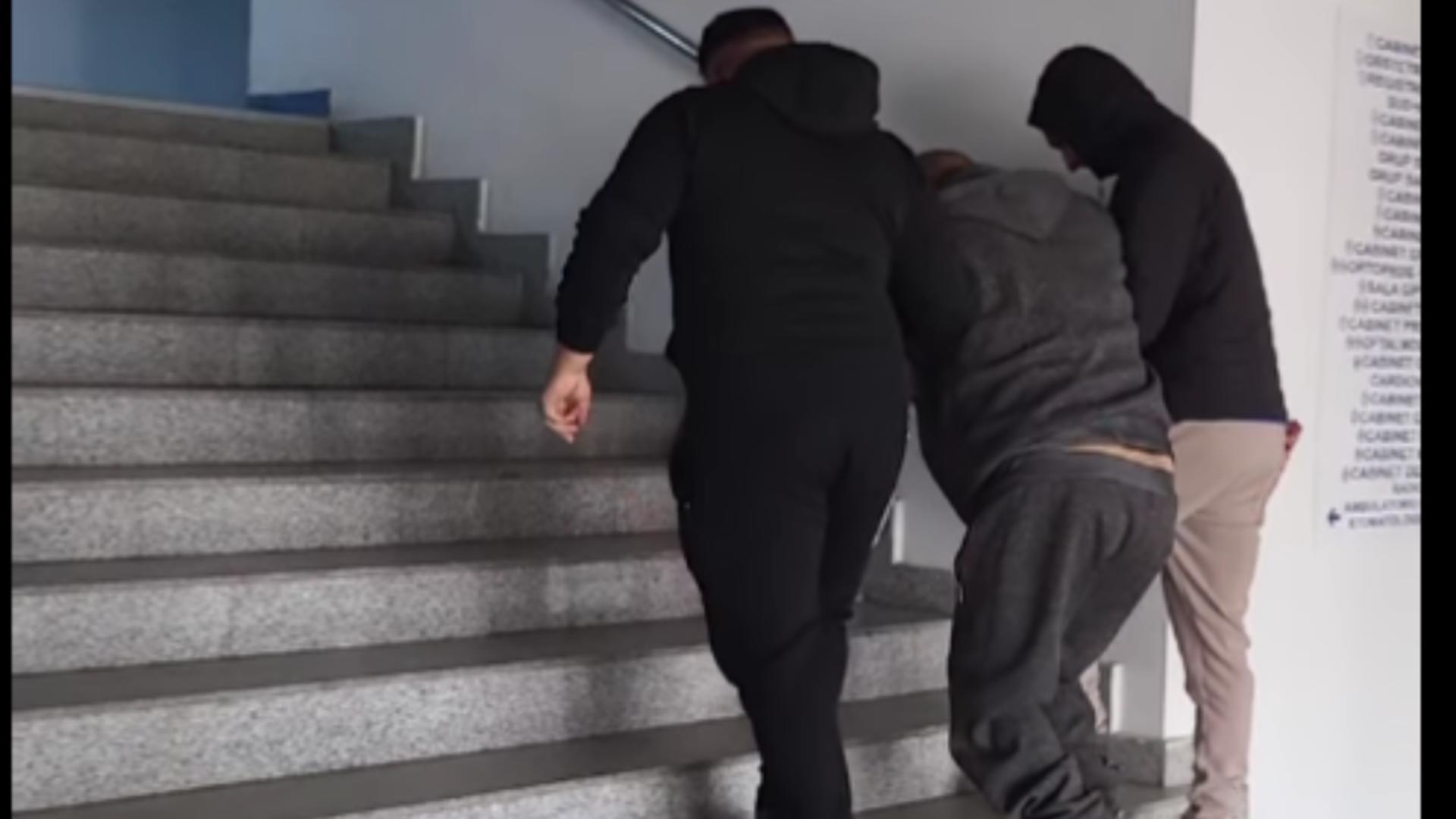 Pacienți cărați pe brațe de rude, după ce rampa pentru persoanele cu dizabilități s-a stricat, la cel mai mare spital din Oltenia – VIDEO
