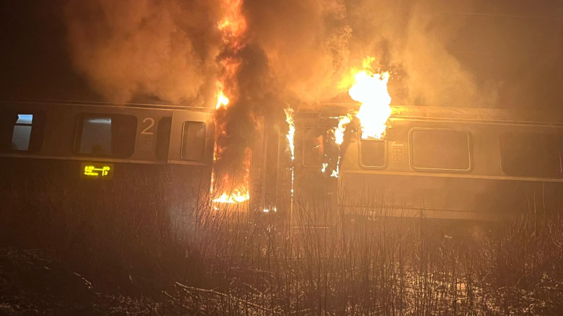 Incendiu la un tren în mişcare, în judeţul Bistriţa-Năsăud - Călători, evacuaţi / Precizările CFR