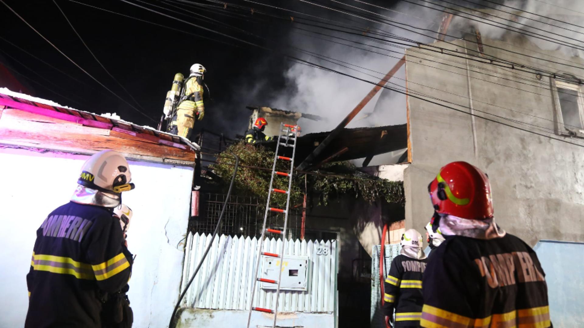 Incendiu violent în Capitală! O casă a fost mistuită de flăcări, iar alte două au fost parțial distruse