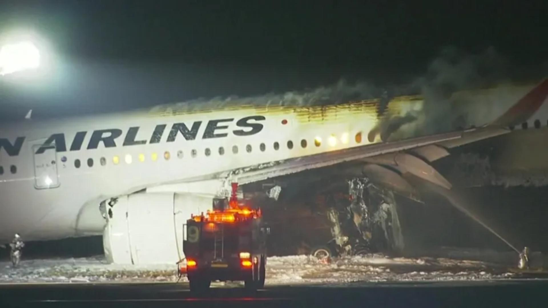 Avionul are aproape 400 de pasageri la bord. Foto/Captură video