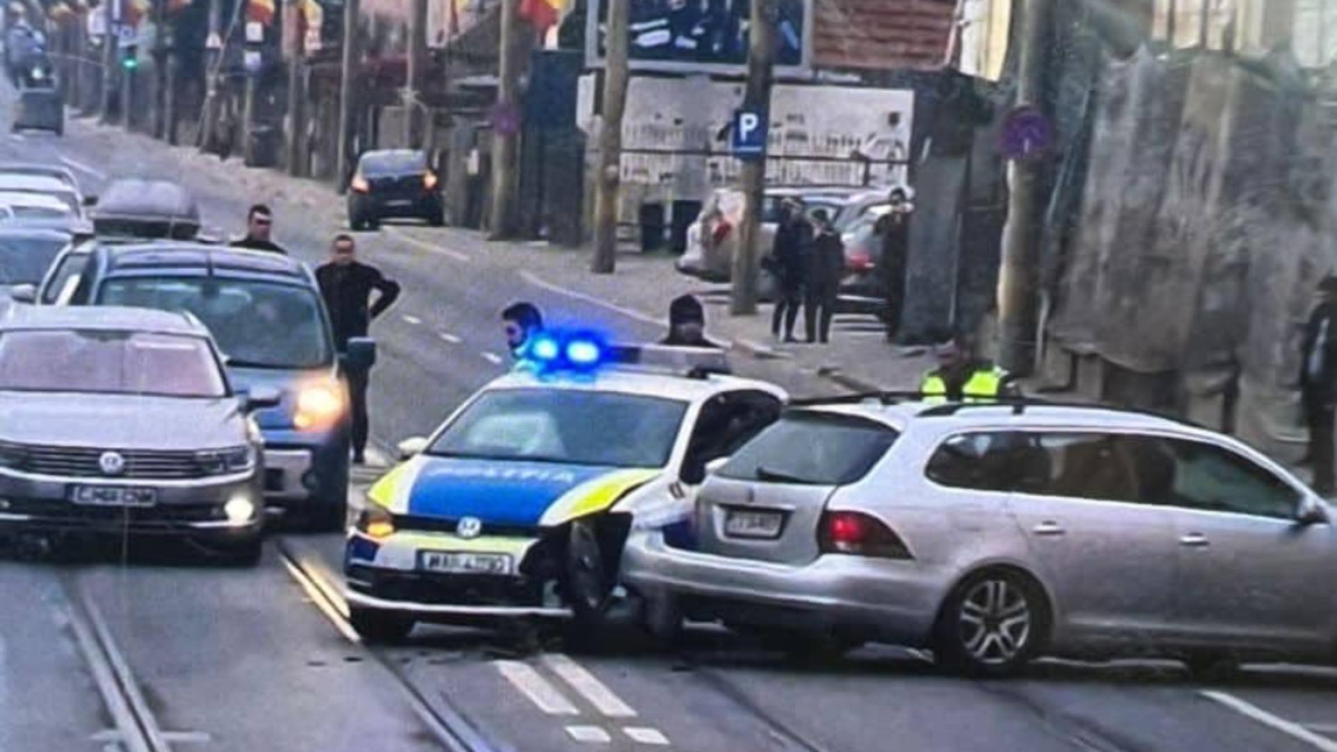 Sursă foto: cluj24.roAccident cu mașina de poliție la protestul transportatorilor din Cluj - Sute de utilaje, în stradă