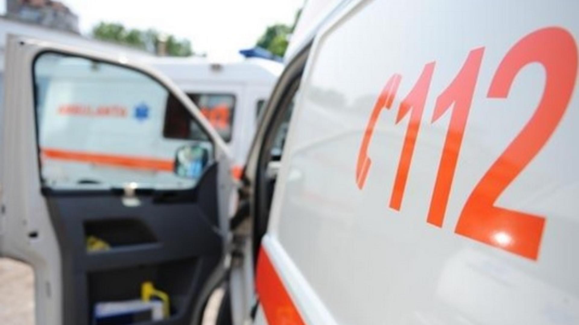 Accident între o autoutilitară şi un autoturism pe DN 7, la Dâmboviţa: 5 persoane rănite 