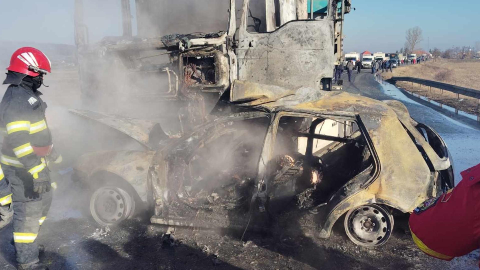 Accident înfiorător, în Galați: doi tineri au murit arși de vii. Mașina s-a izbit de un parapet, a ricoșat într-un TIR și a luat foc 
