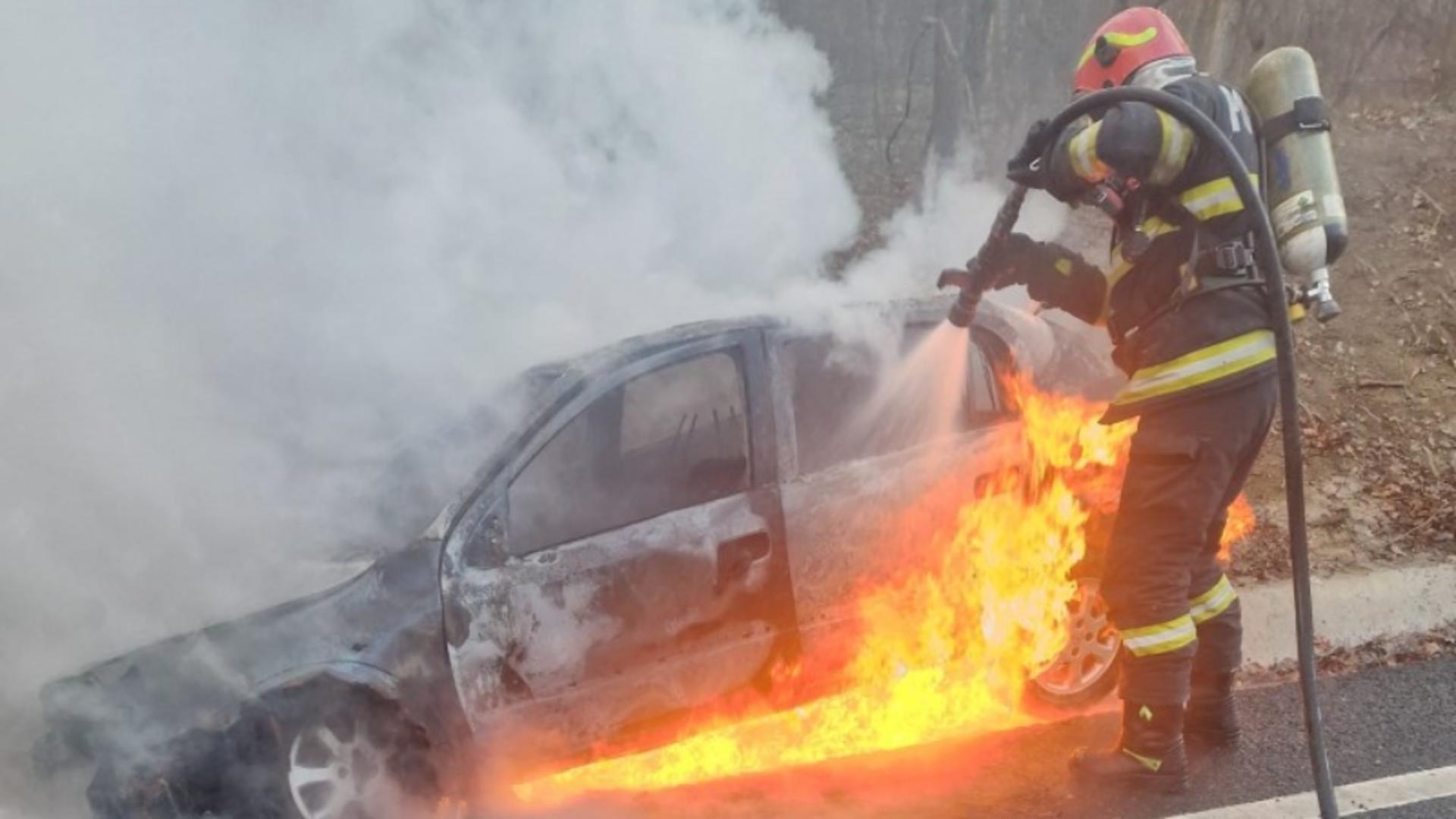 Panică pe o șosea din Botoșani: o mașină a luat foc în mers, după ce a fost implicată într-un accident – VIDEO