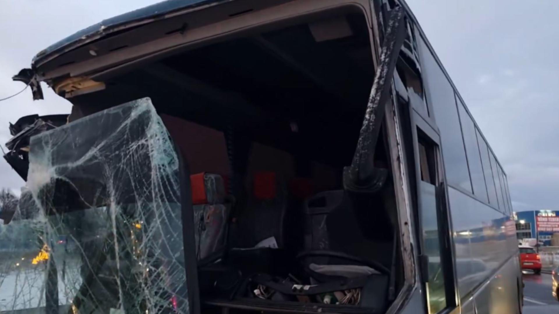 Accident între două autobuze pline cu muncitori, lângă Brașov: mai multe persoane au fost rănite și au avut nevoie de îngrijiri medicale