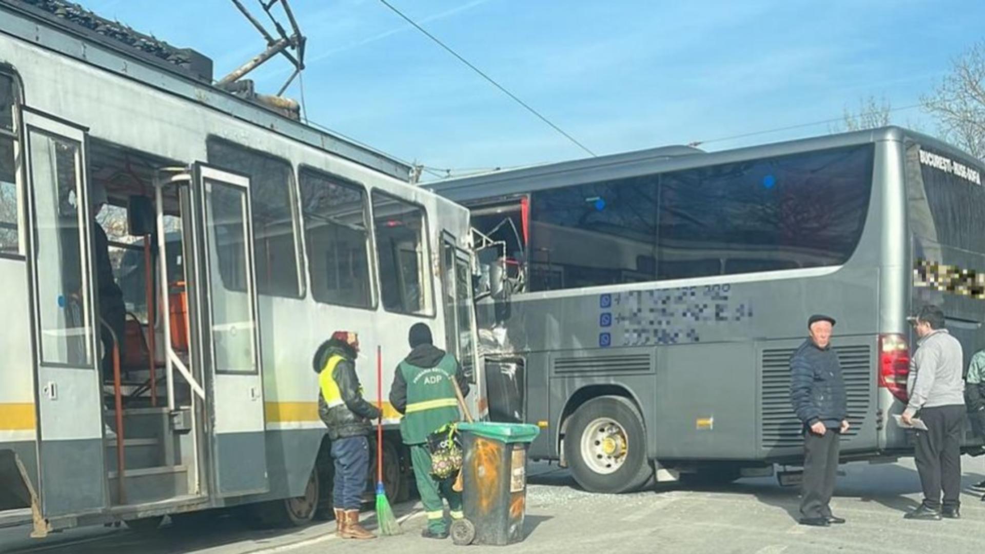 Autocar spulberat de un tramvai, în București