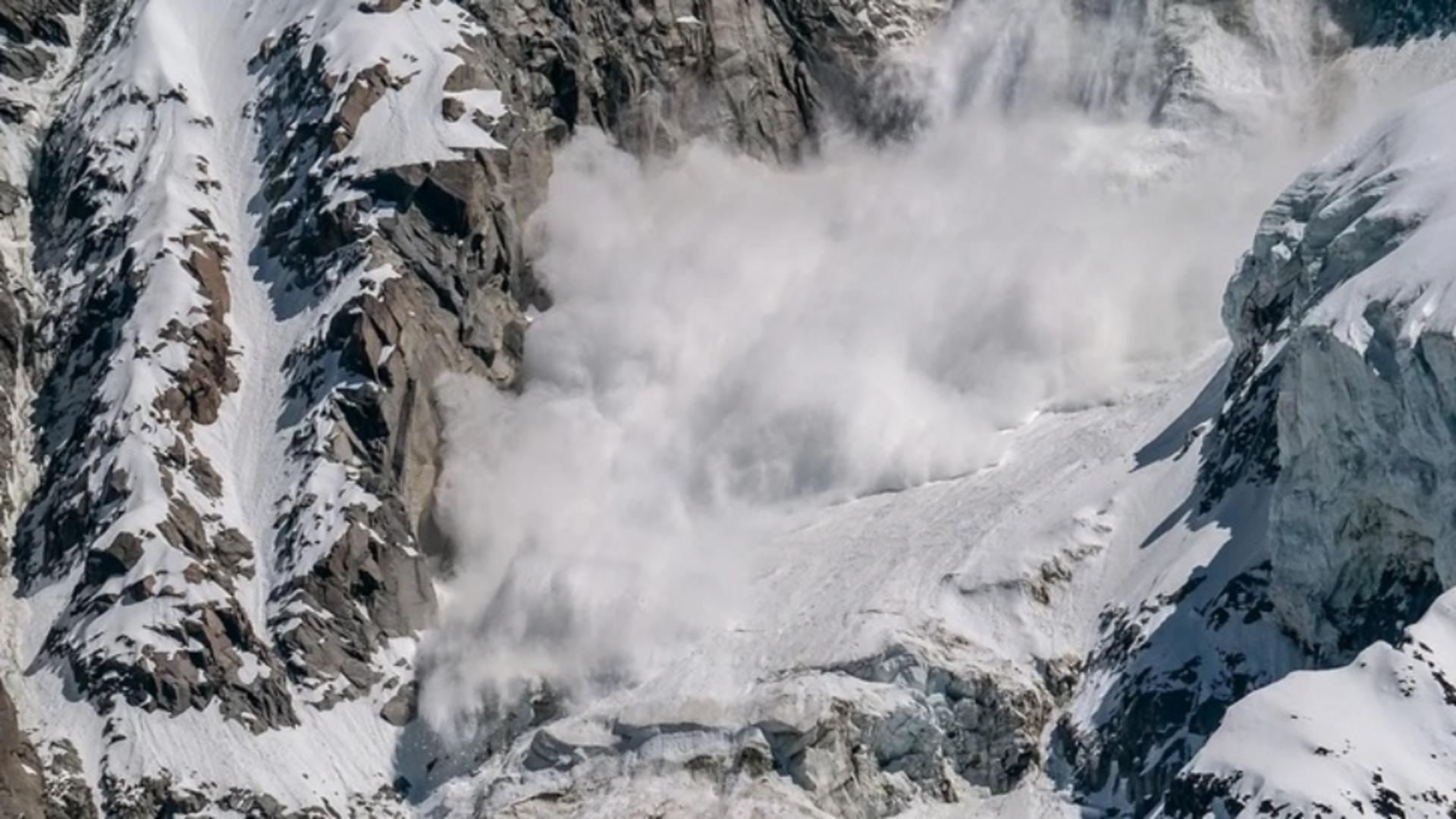 Risc însemnat de avalanșă, în Munții Dornei. Zăpadă de 74 de cm la Bâlea Lac