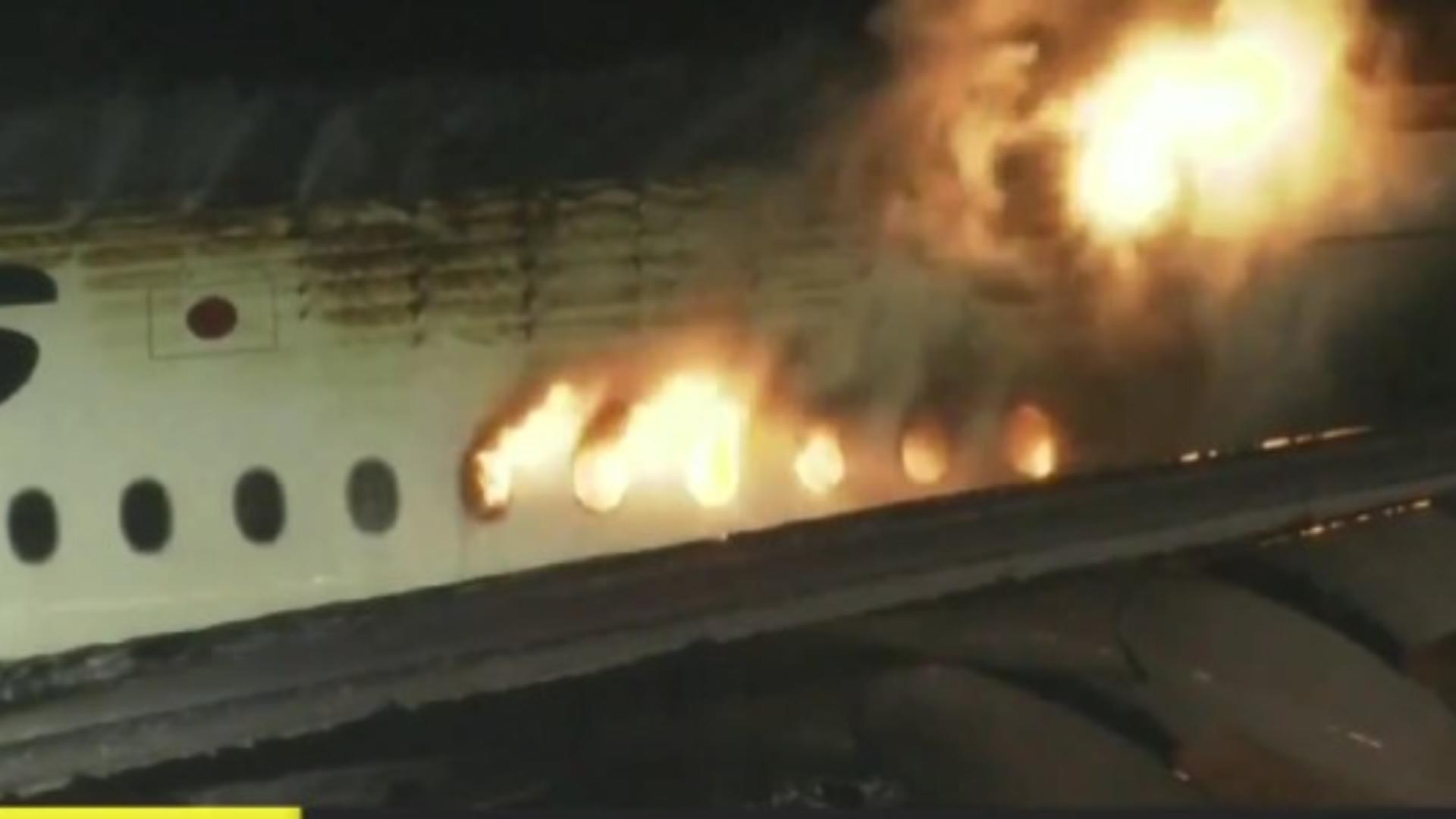 Momente de panică, în Japonia. Un avion cu aproape 400 de pasageri, în flăcări pe aeroportul Haneda VIDEO