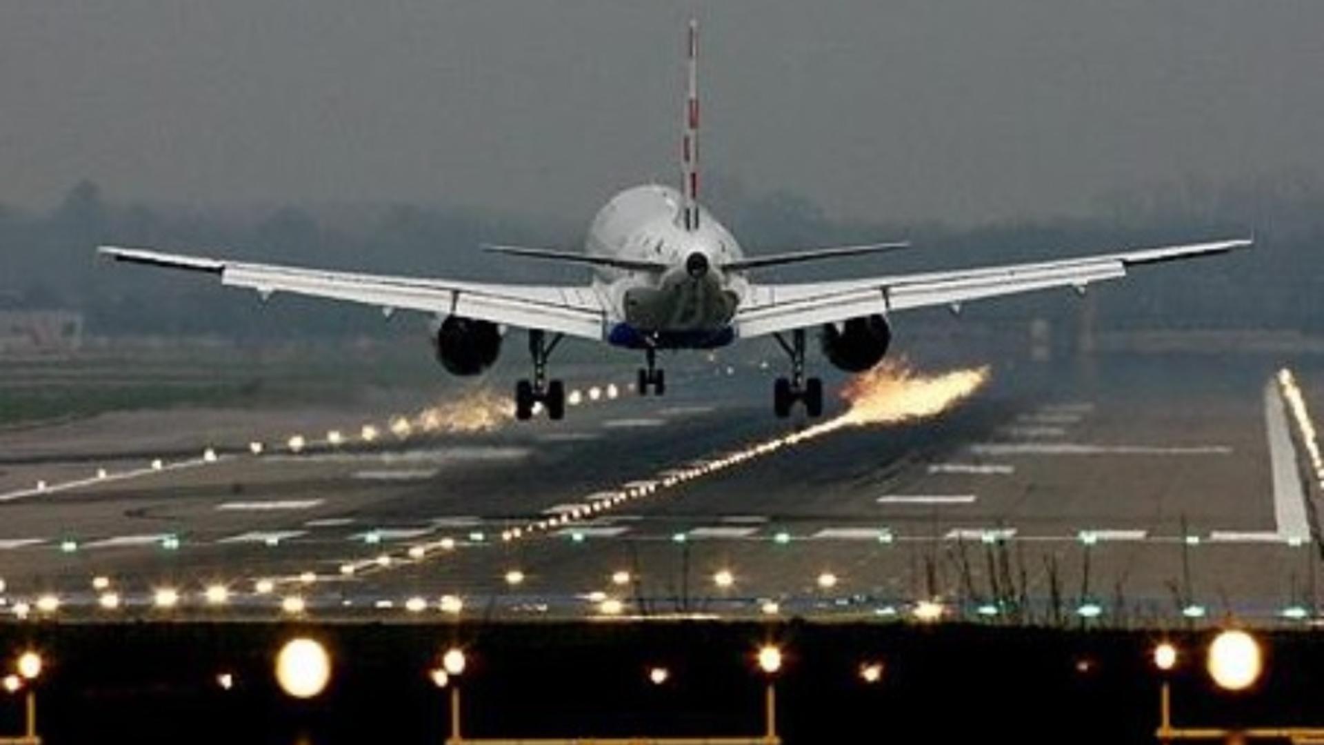 Un avion a aterizat de urgență la Timișoara, în urma unei amenințări cu bombă. Plan roșu de intervenție