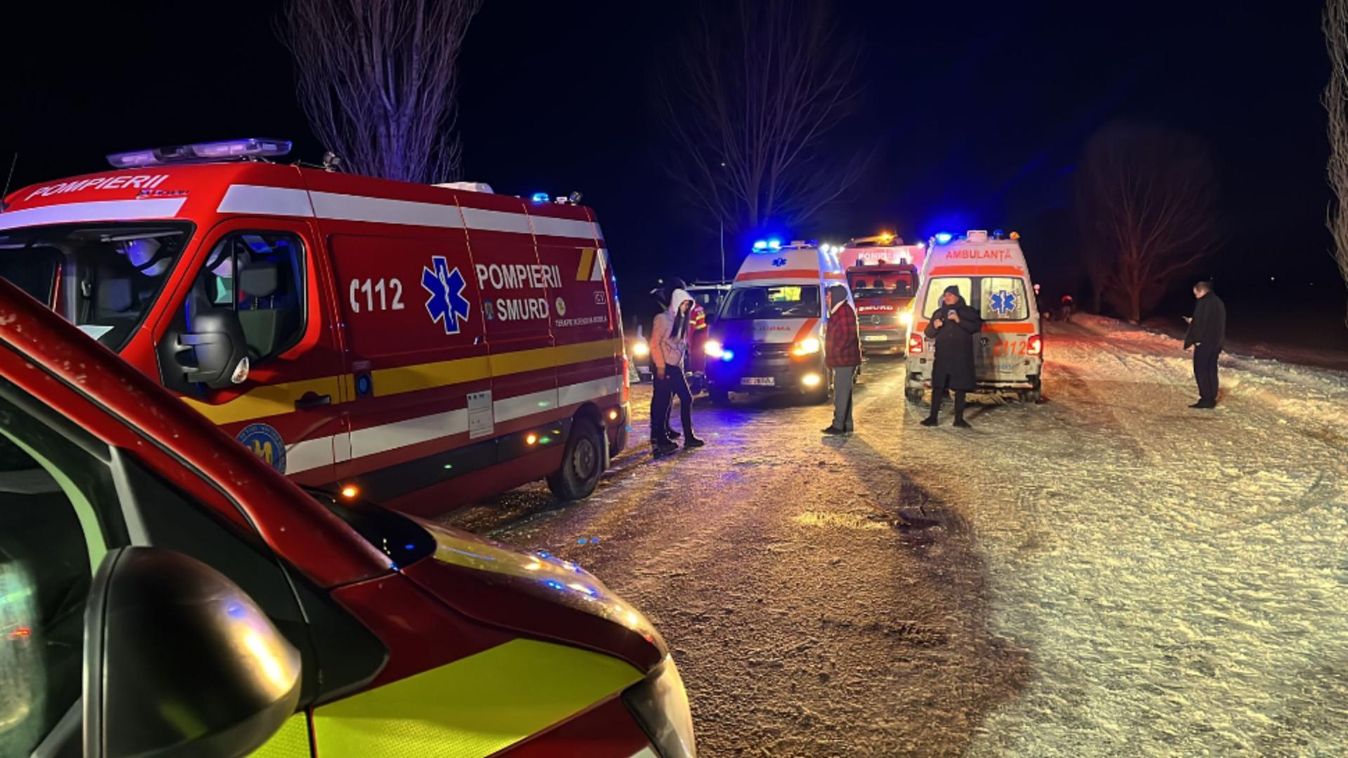 Accident TERIBIL în județul Bacău, provocat de un șofer inconștient: avea cauciucuri de vară la mașină. 6 persoane au fost rănite, 2 copii au decedat