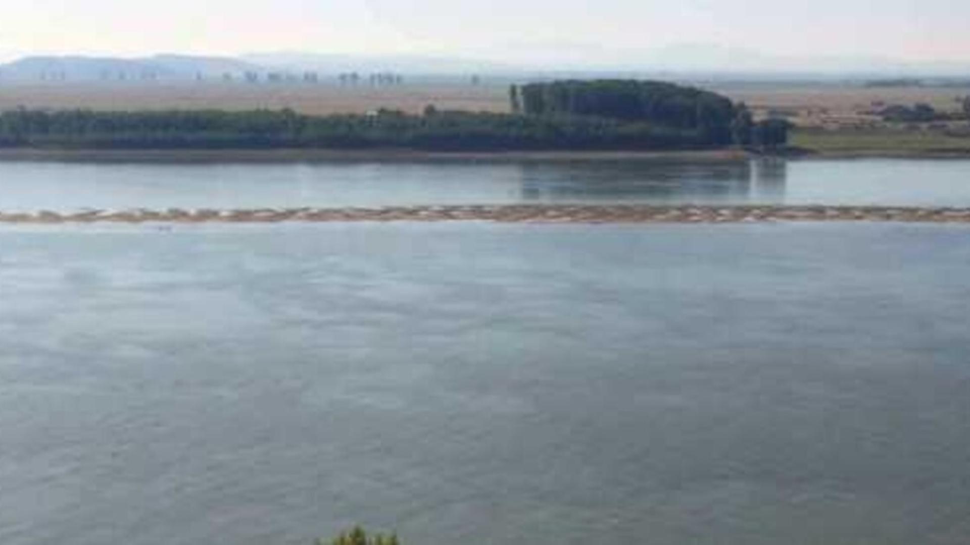 Alertă de poluare pe Dunăre – O navă cu azot s-a scufundat