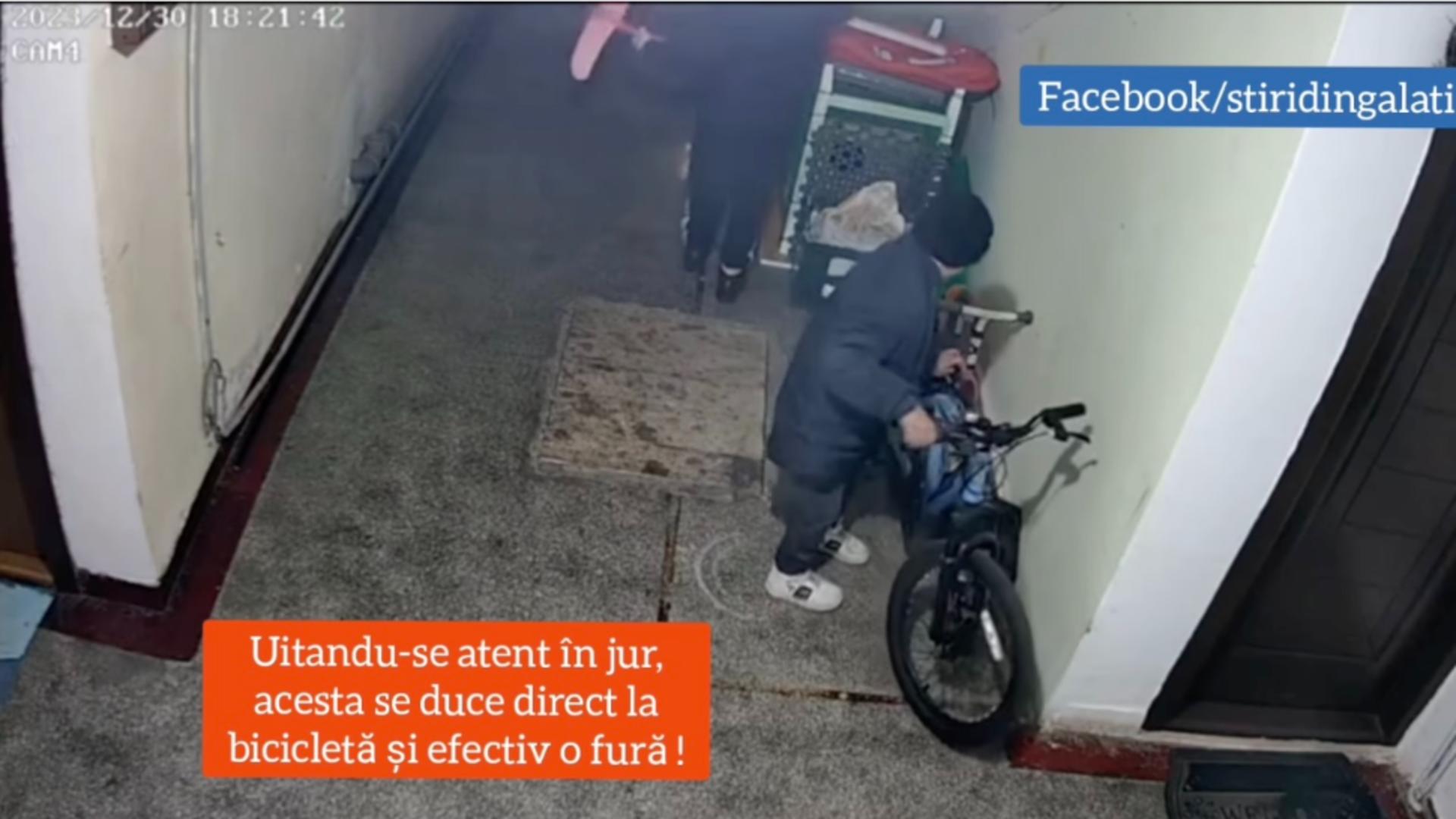 Copii veniți la colindat, filmați în timp ce fură o bicicletă din scara unui bloc – VIDEO