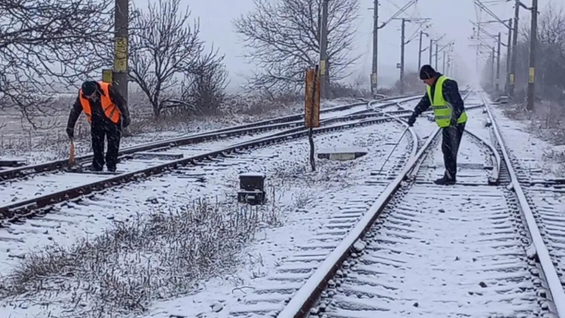 Au crăpat ȘINELE de cale ferată din cauza gerului. Întârzieri uriașe în județul Brașov