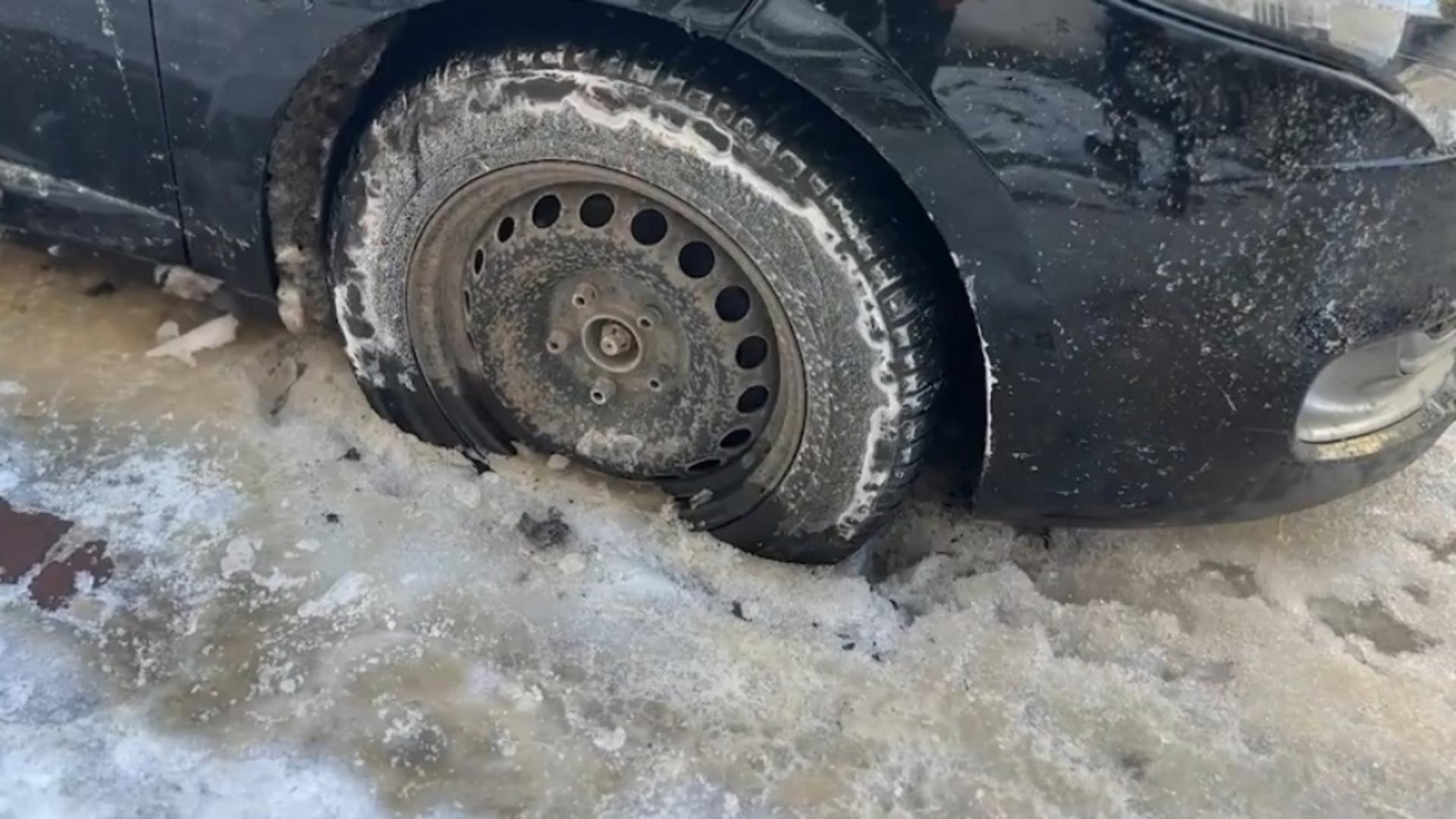 Mașini blocate în gheață, la Suceava – O conductă s-a spart / Situație disperată pentru zeci de șoferi