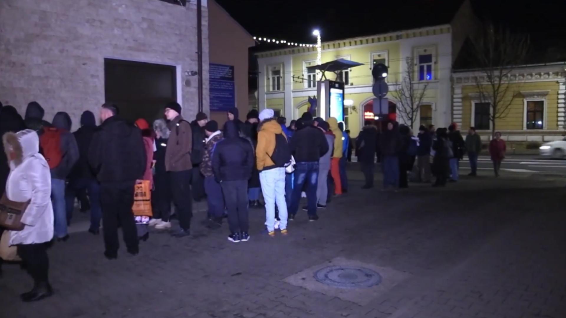 Bătaie pe locurile de parcare în Cluj. Românii au stat la coadă toată noaptea în frig pentru a depune cererile la ghișeu