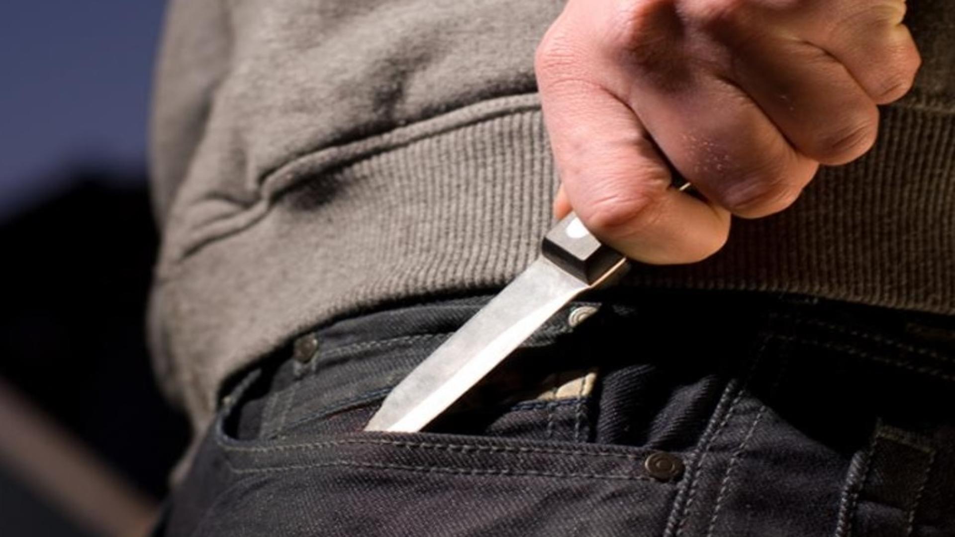 Bărbatul care a înjunghiat o femeie cu un cuţit, în Centrul Vechi, a fost arestat preventiv. Care este starea victimei/ Arhivă foto