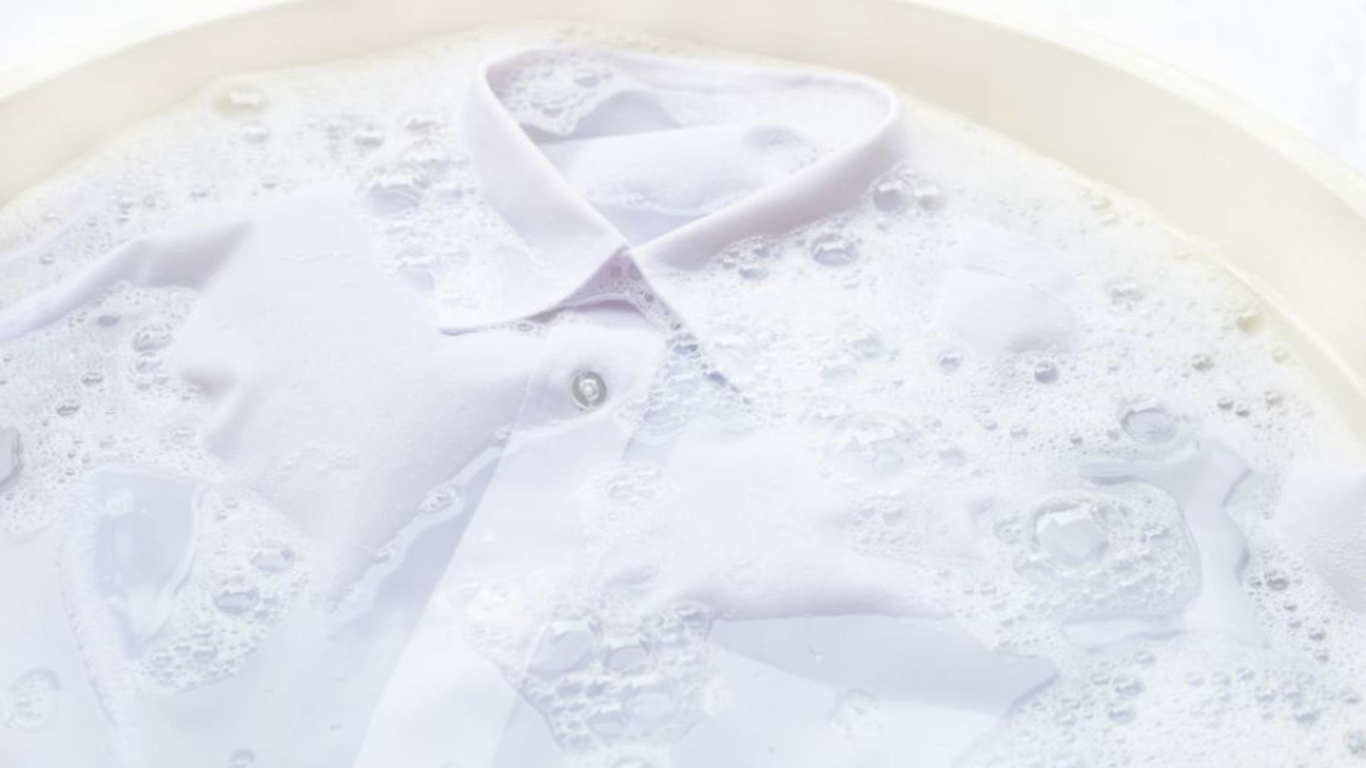  Cum să faci detergent de albire de casă pentru a obține haine albe strălucitoare. Trucul de curățenie care nu va da greș 