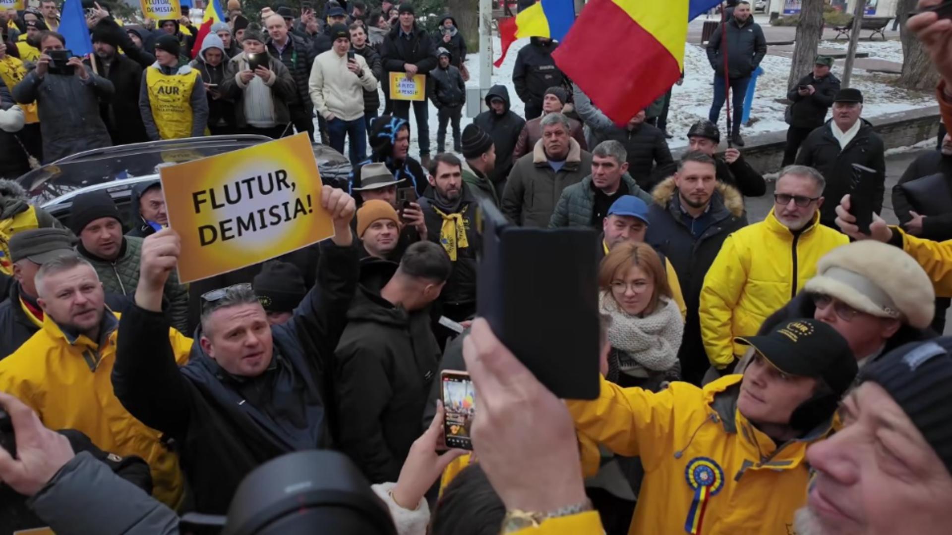 Simpatizanții AUR protestează împotriva lui Gheorghe Flutur. Foto/Captură video