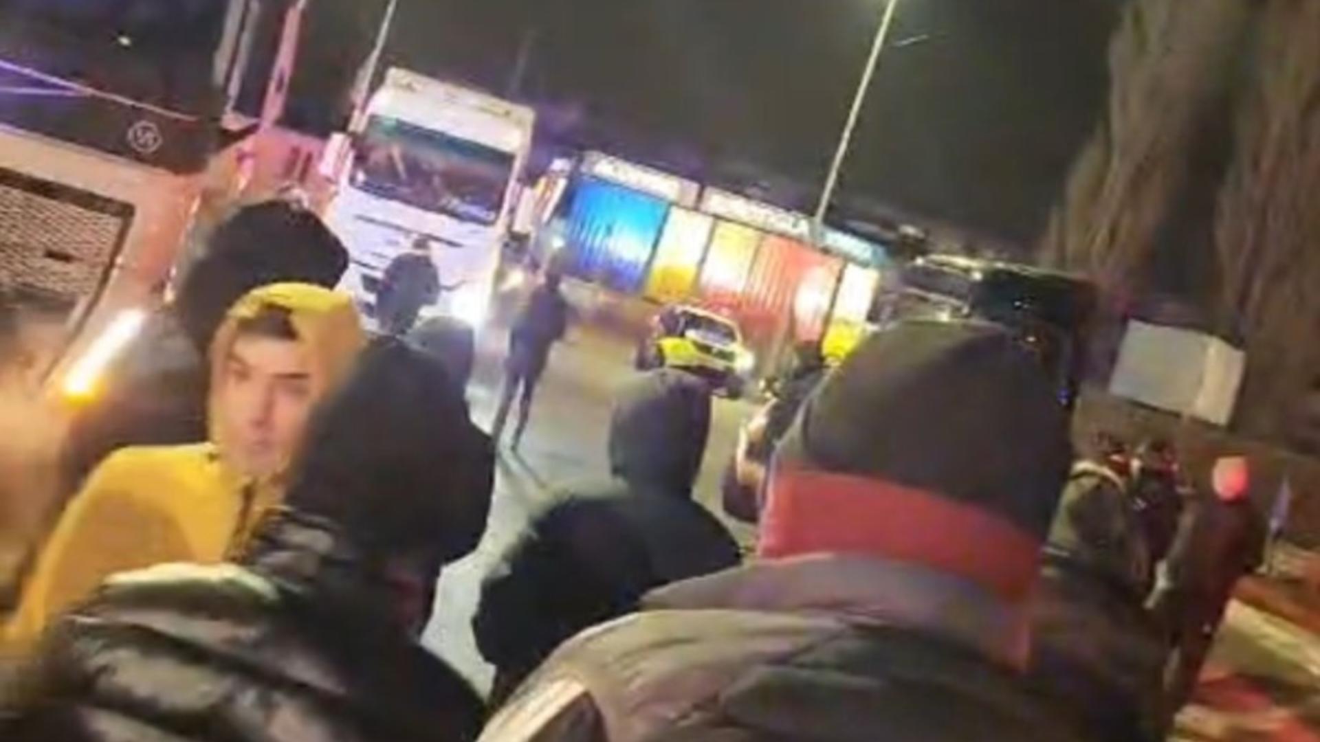Centura Constanţei, blocată de transportatorii protestatari. Un poliţist s-a îndreptat cu arma către o maşină care ar fi încercat să meargă spre protestatari