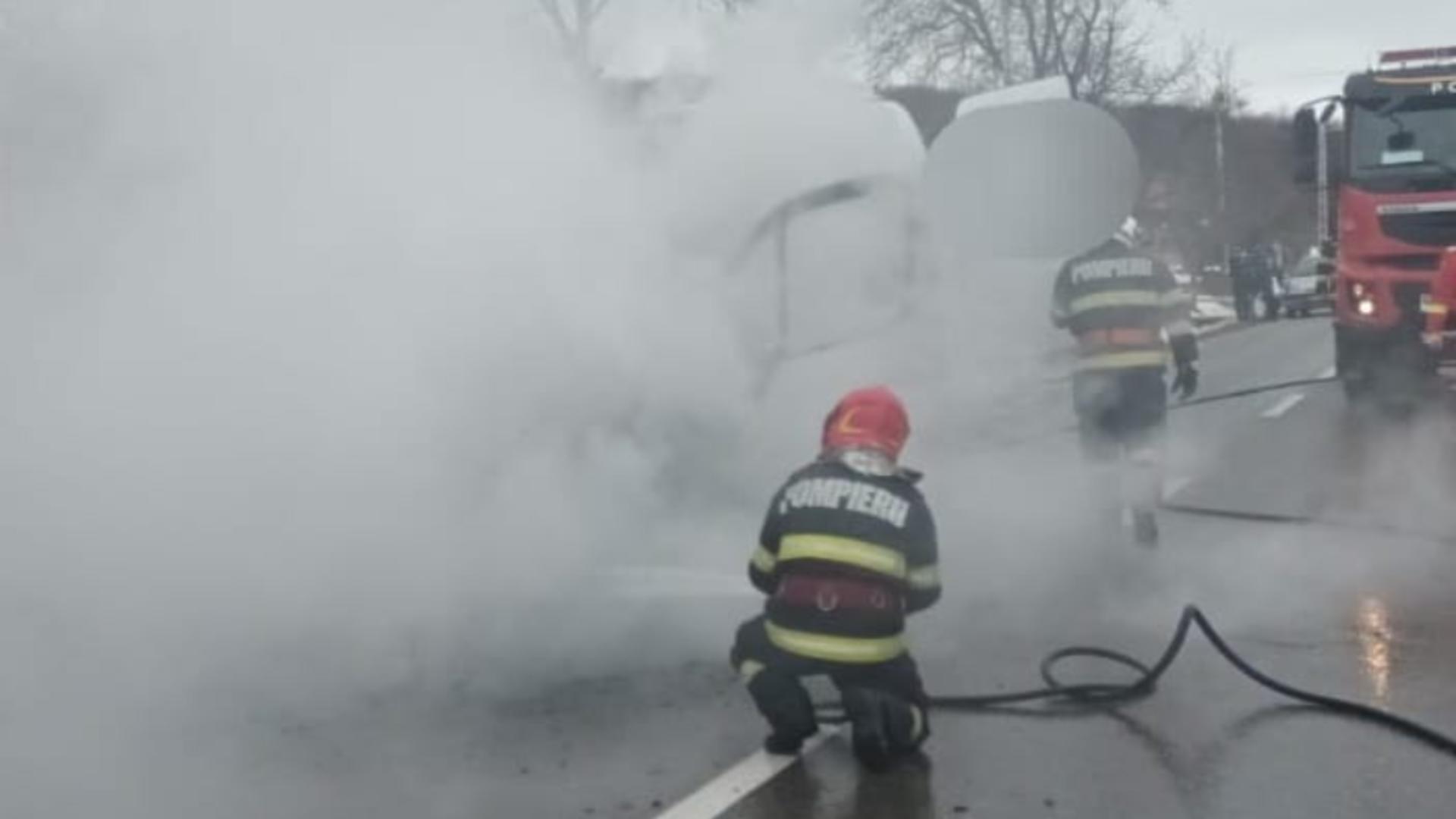 Un microbuz cu 18 pasageri a luat foc în mers, pe o șosea din județul Neamț  – FOTO