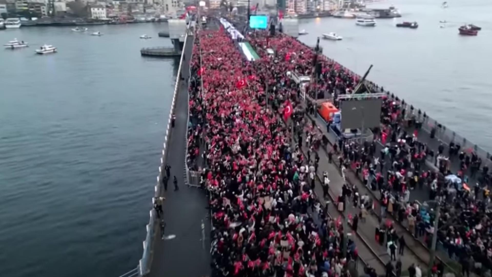 Zeci de mii de turci au ieșit pe străzile din Istanbul ca să protesteze în prima zi din 2024. Foto/Captură video