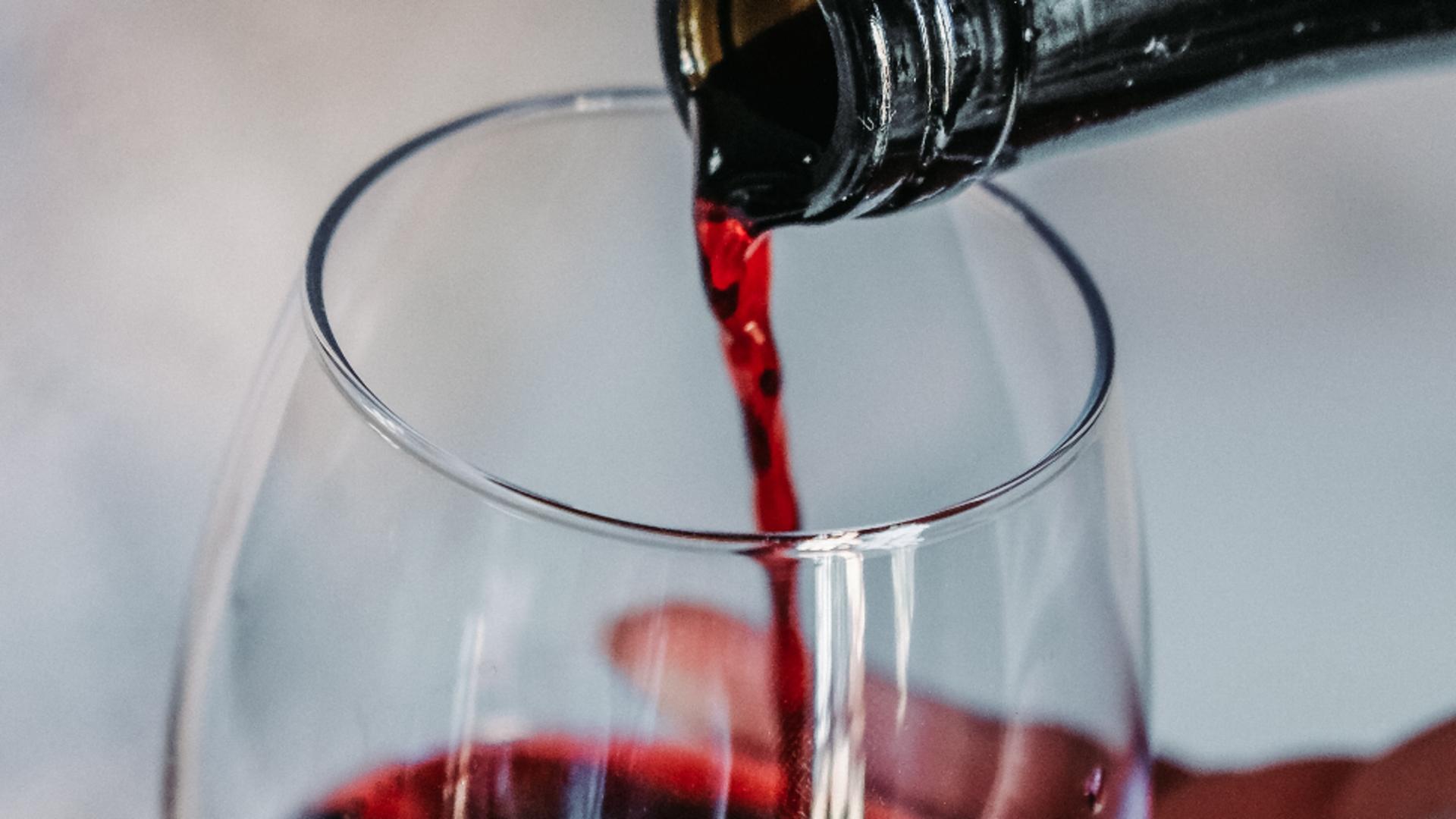 Ce se întâmplă dacă bei un pahar de vin roșu pe zi? Beneficii și riscuri