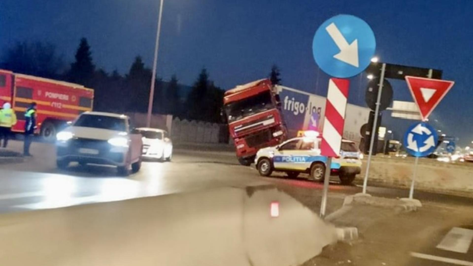 Camionul a blocat un sensi giratoriu din Jilava și tot traficul pe DN5 către Capitală. Foto/Poliția