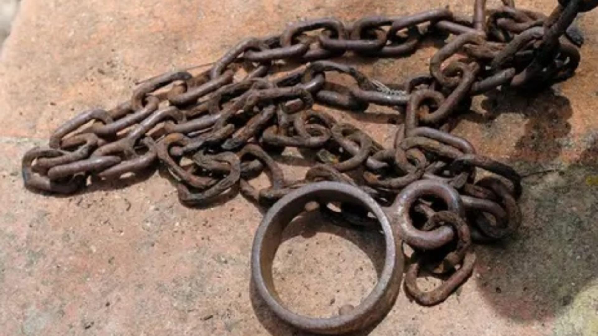 Caz șocant de sclavie: Un român a fost legat cu lanțuri de gât, de mâini și de picioare și ținut în pivniță de către angajatorul său german