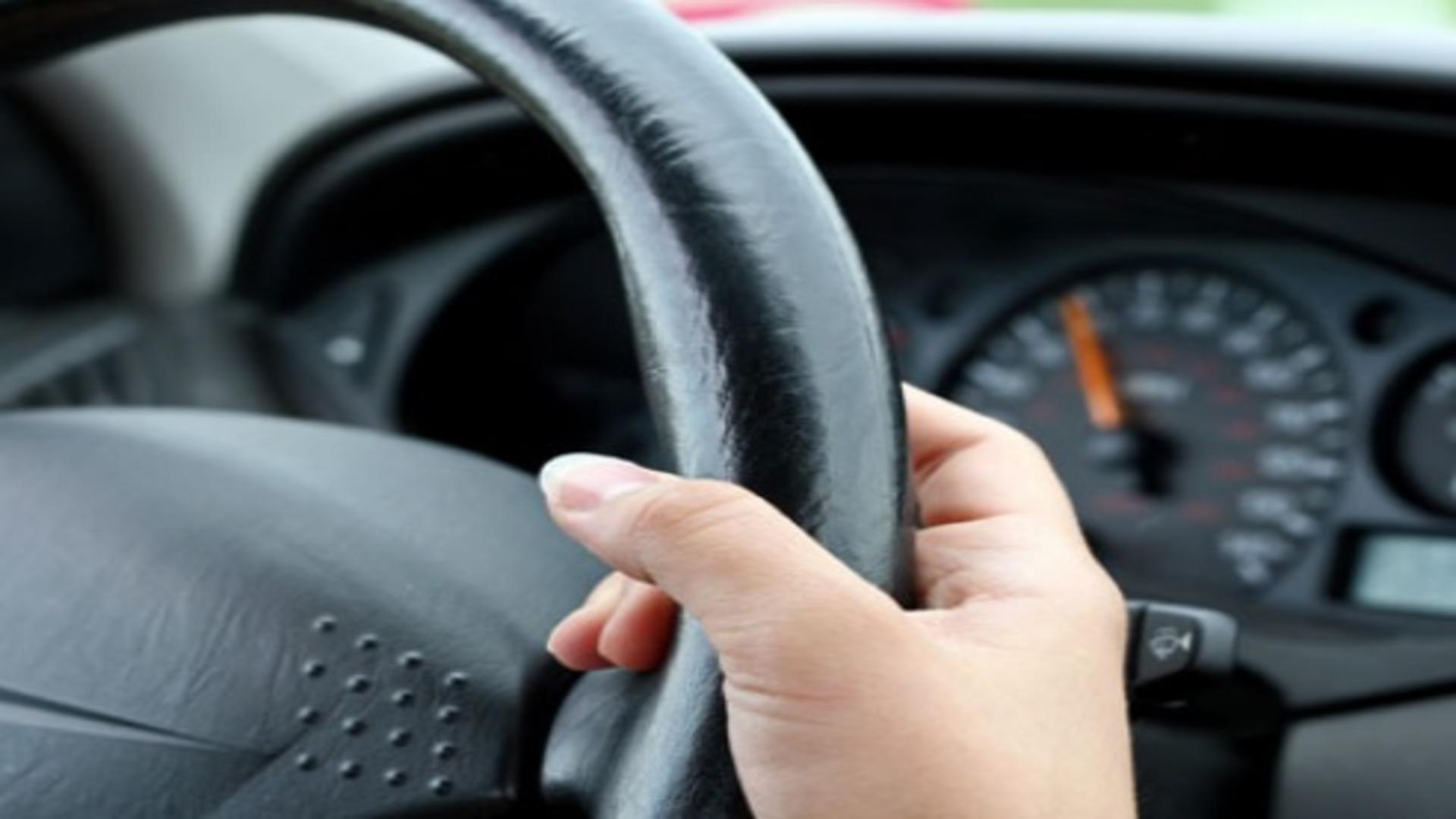 Șoferiță din Botoșani, prinsă la volan cu permis de conducere fals. Femeia s-a ales cu dosar penal
