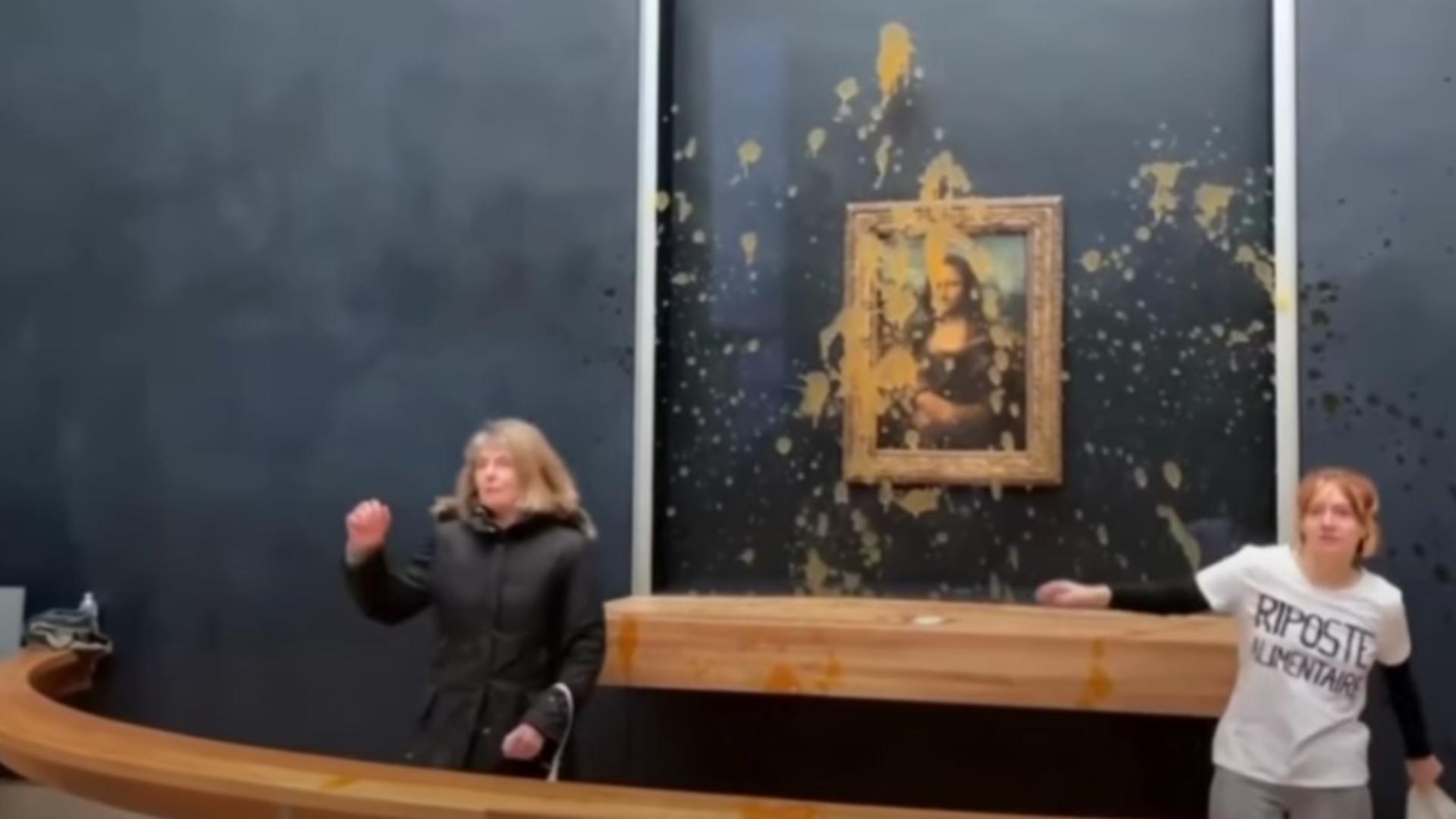 „Riposta alimentară”. Celebrul tablou Mona Lisa, împroșcat cu supăde dovleac VIDEO