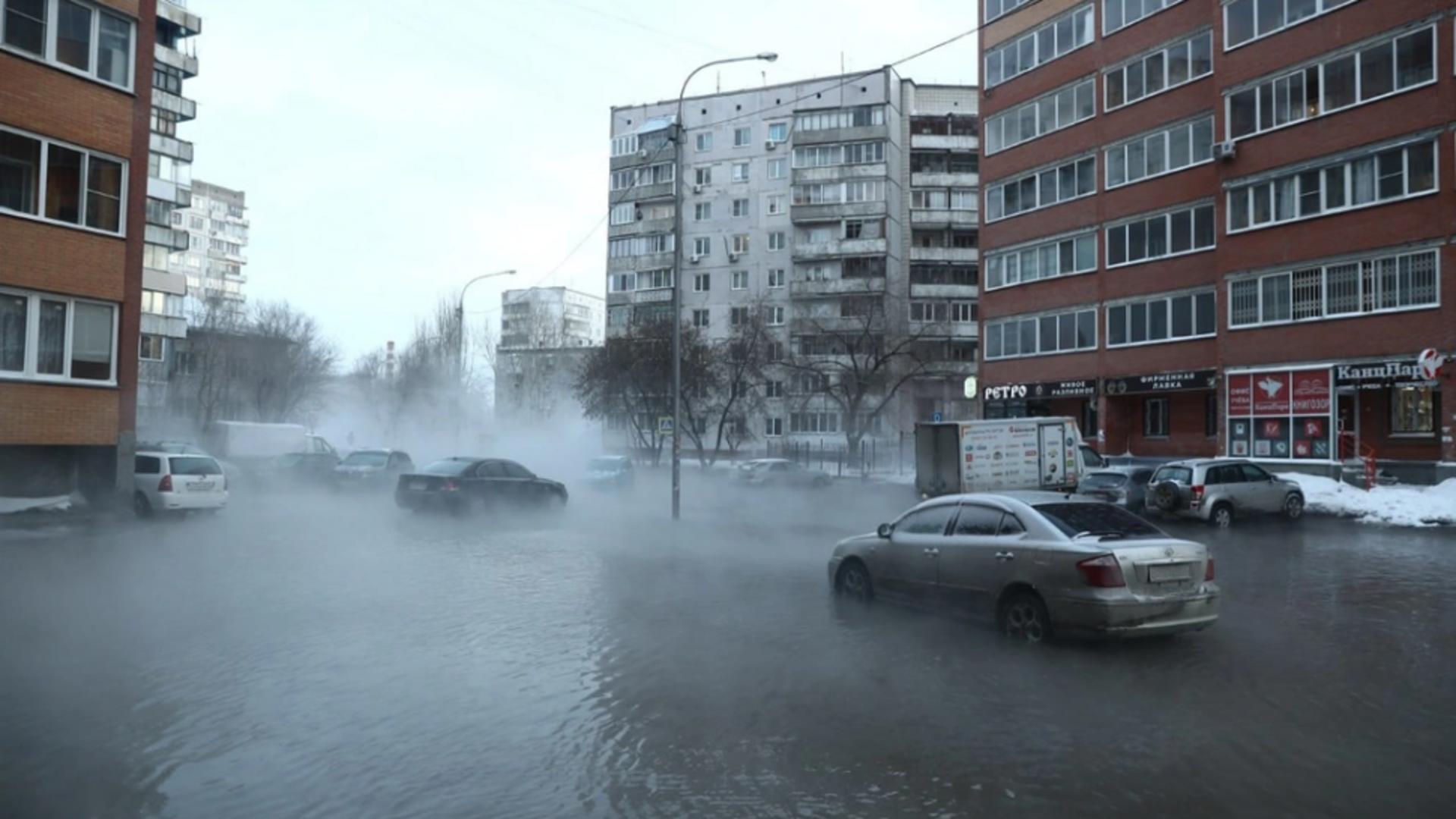 Imagini halucinate într-o metropolă din Rusia. Un râu de apă fiartă curge pe străzi, oamenii îngheață în case – GALERIE FOTO
