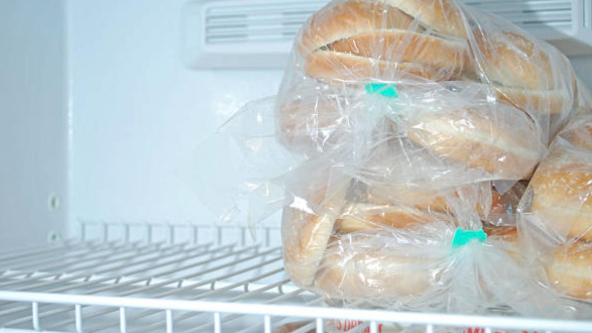 Cât de sănătoasă este, de fapt, pâinea păstrată în frigider. Chiar mai este bună pentru consum?