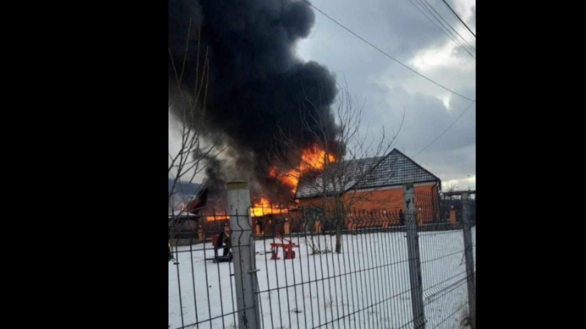 Incendiu la o casă din județul Hunedoara. Proprietarii au scăpat cu viață. Au avut șansa să fie plecați în vizită VIDEO