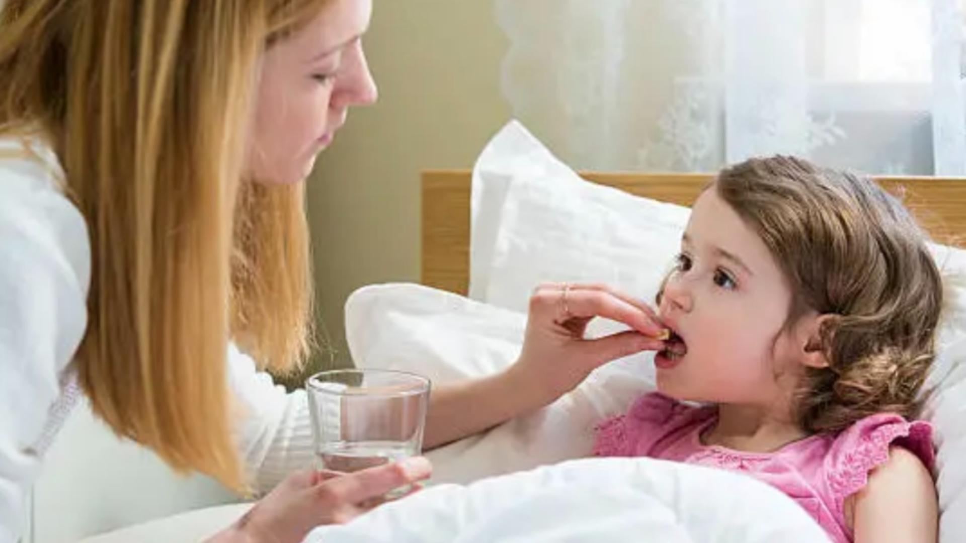 Copilul tău a înghițit o substanță toxică? Iată ce trebuie să faci cât mai repede cu putință