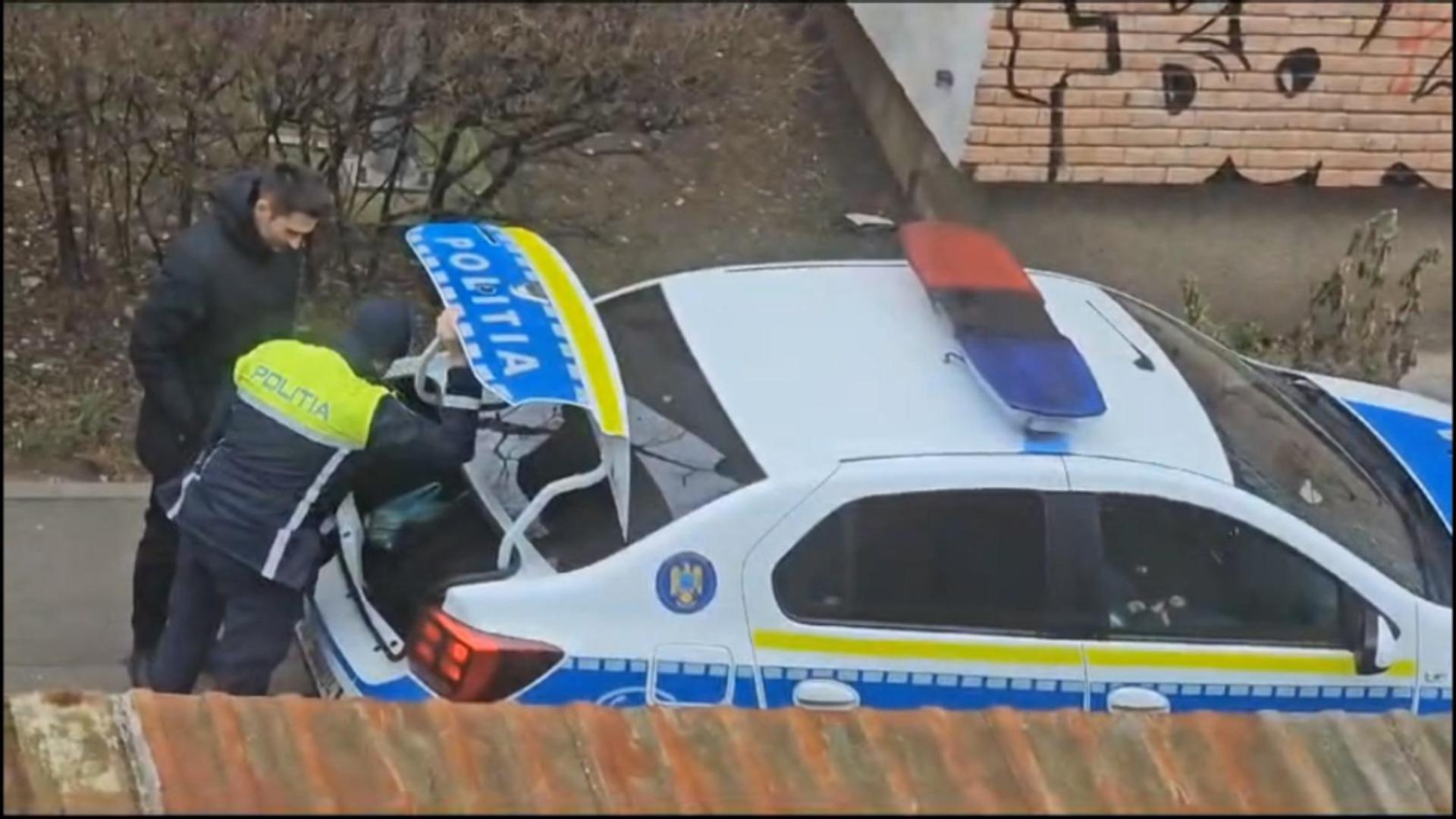 Doi polițiști din Cluj, filmați când își împărțeau petarde